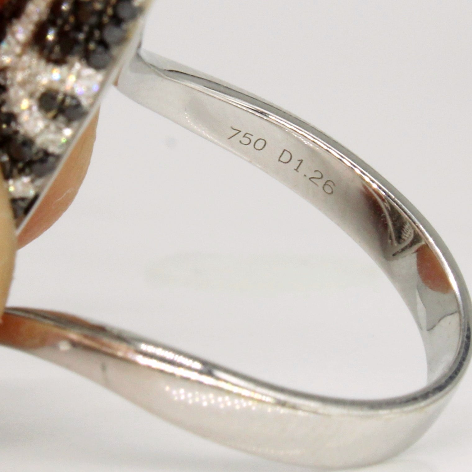 Bague sertie de diamants noirs et blancs pavés | 0,70 ct, 0,56 ct | Taille 6,75 |