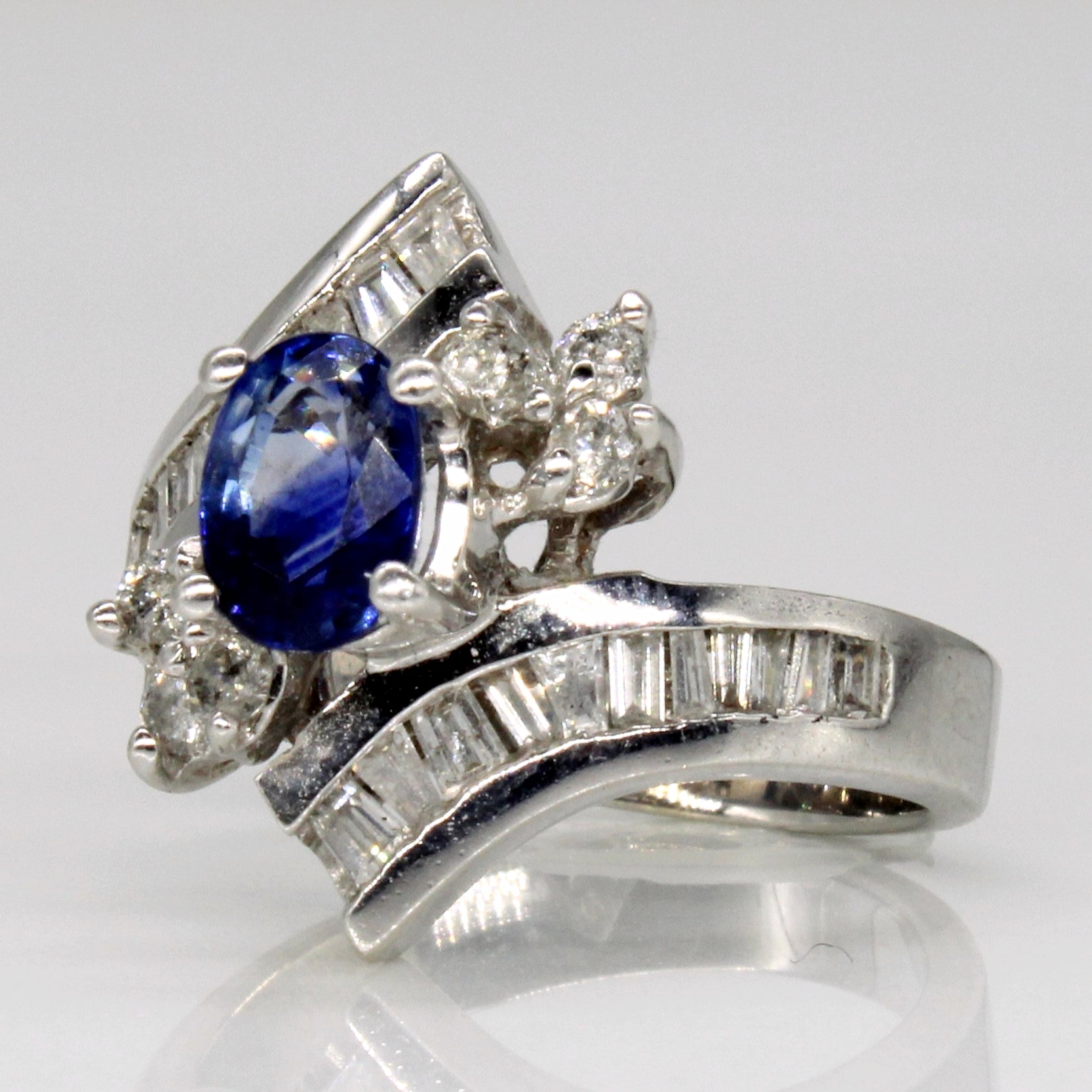 Bague cascade saphir et diamants | 0,99 ct, 0,68 ct au total | Taille 6 |