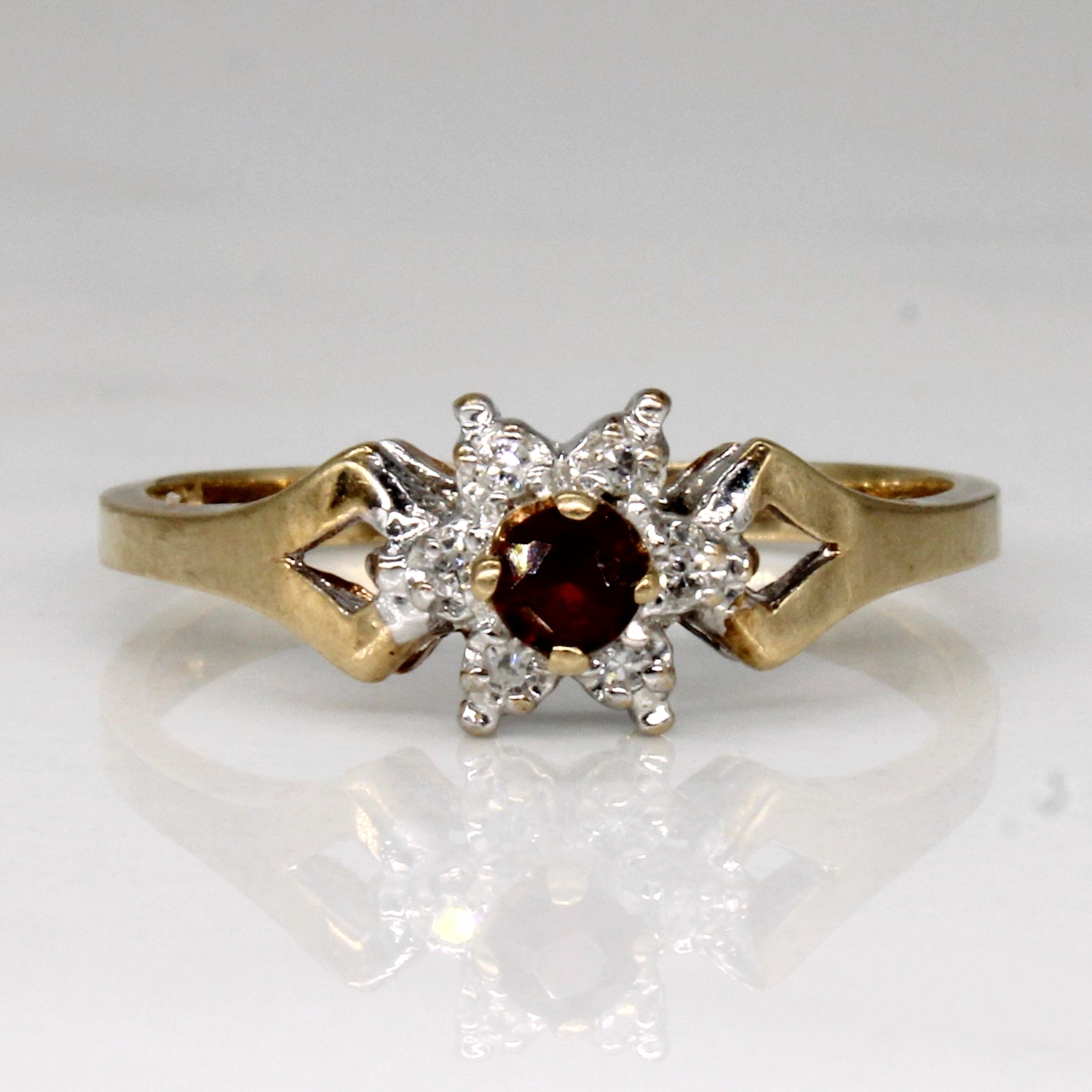 Bague sertie de grenats et de diamants | 0,09 ct, 0,03 ct au total | Taille 6,75 |