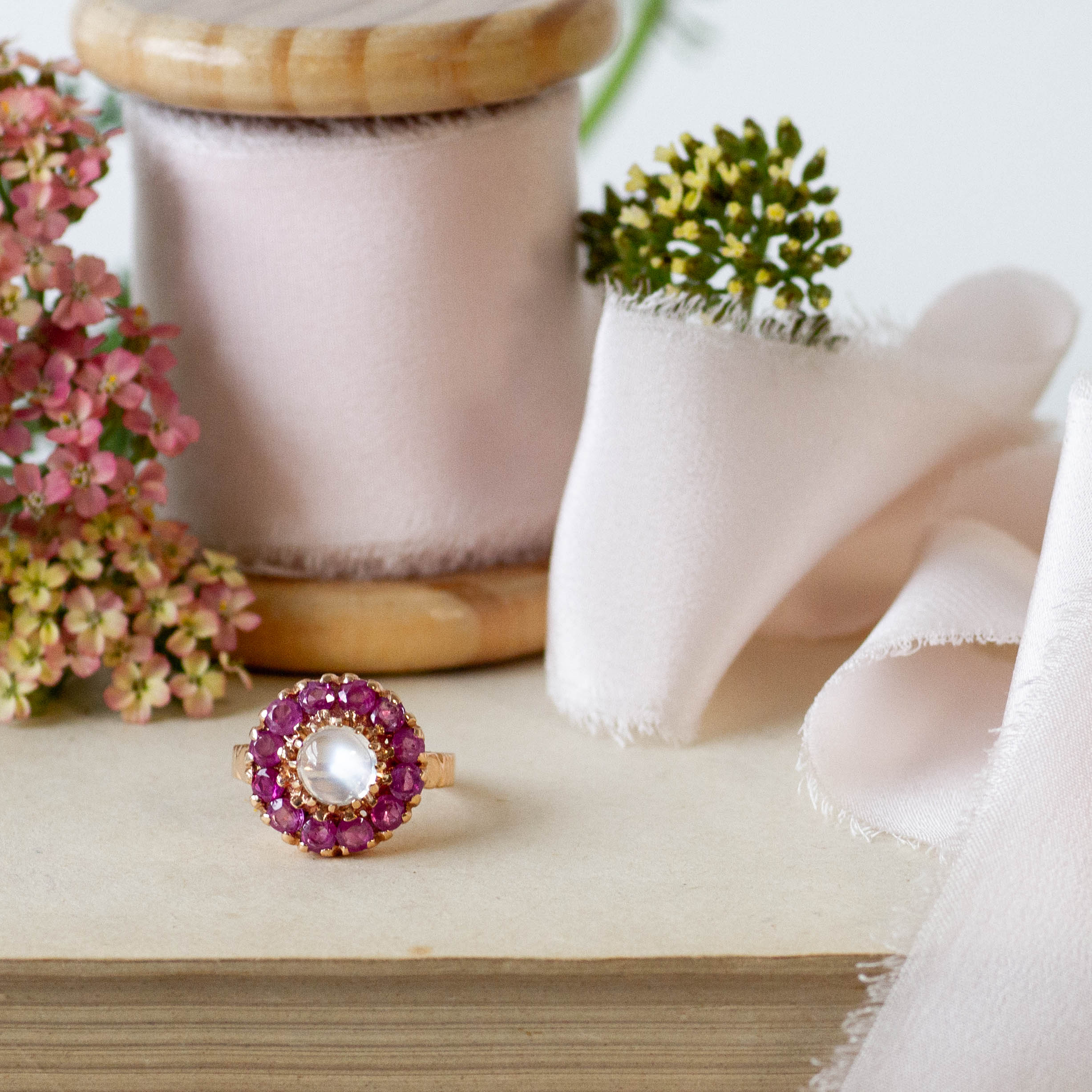 Bague halo en pierre de lune et saphir rose | 0,90 ct, 2,40 ct au total | Taille 6 |