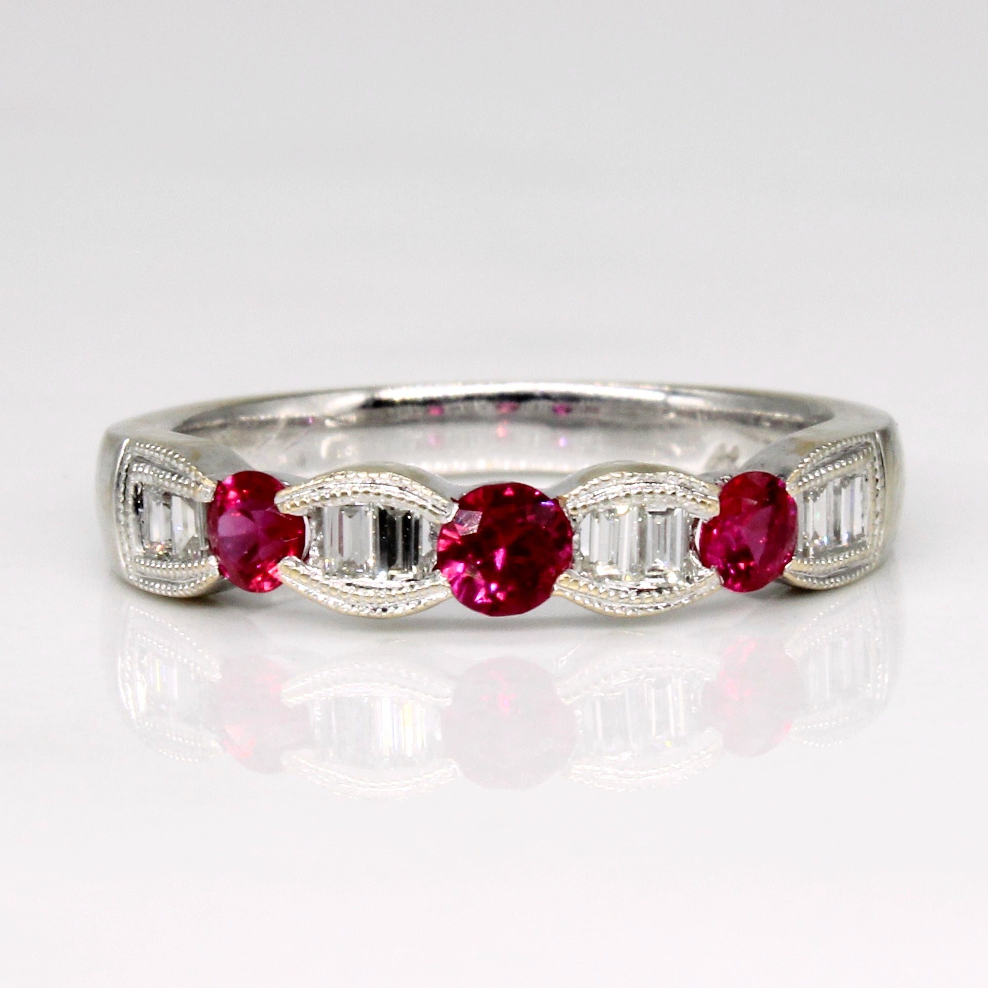 Bague en rubis synthétique et diamants | 0,32 ct, 0,16 ct | Taille 5,25 |