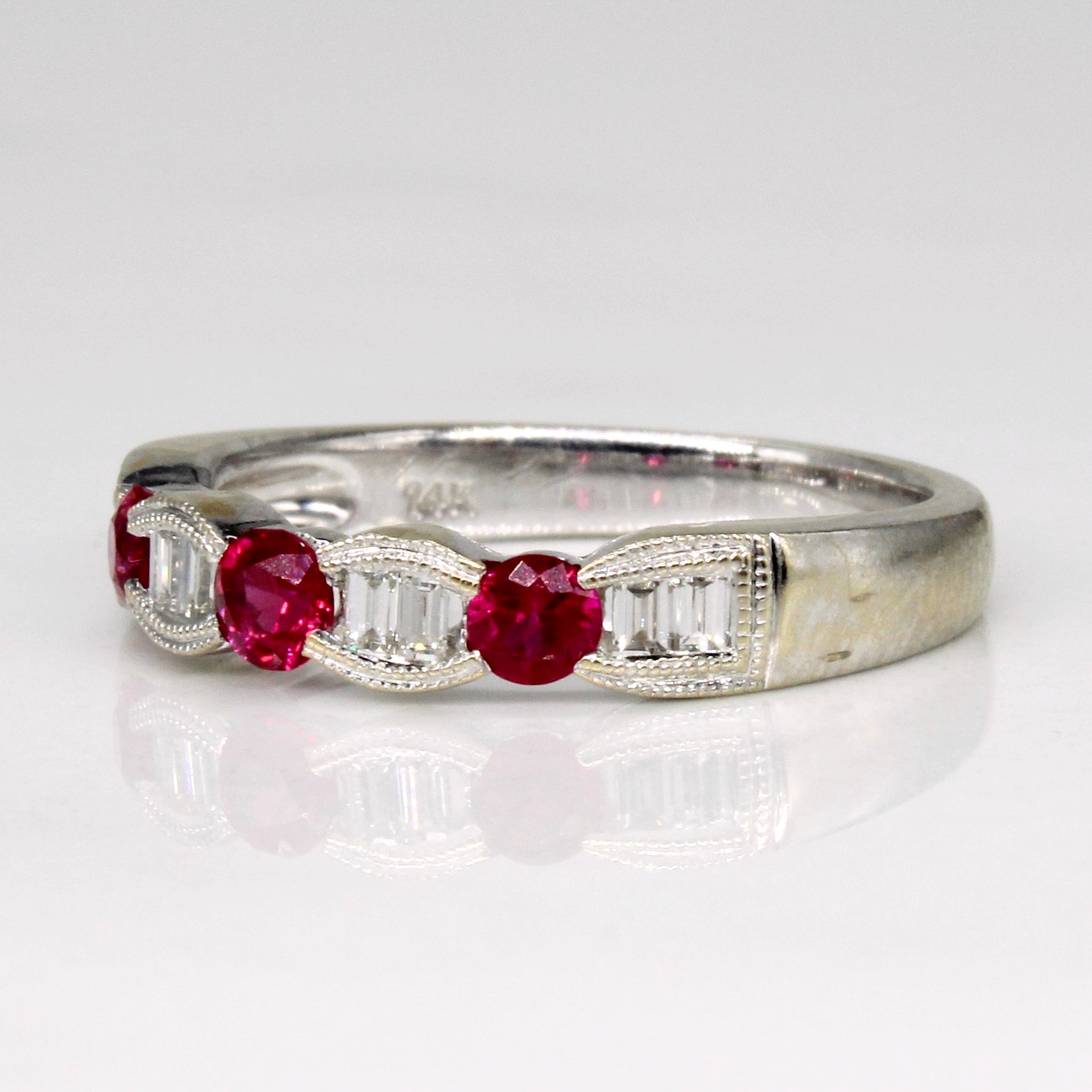 Bague en rubis synthétique et diamants | 0,32 ct, 0,16 ct | Taille 5,25 |