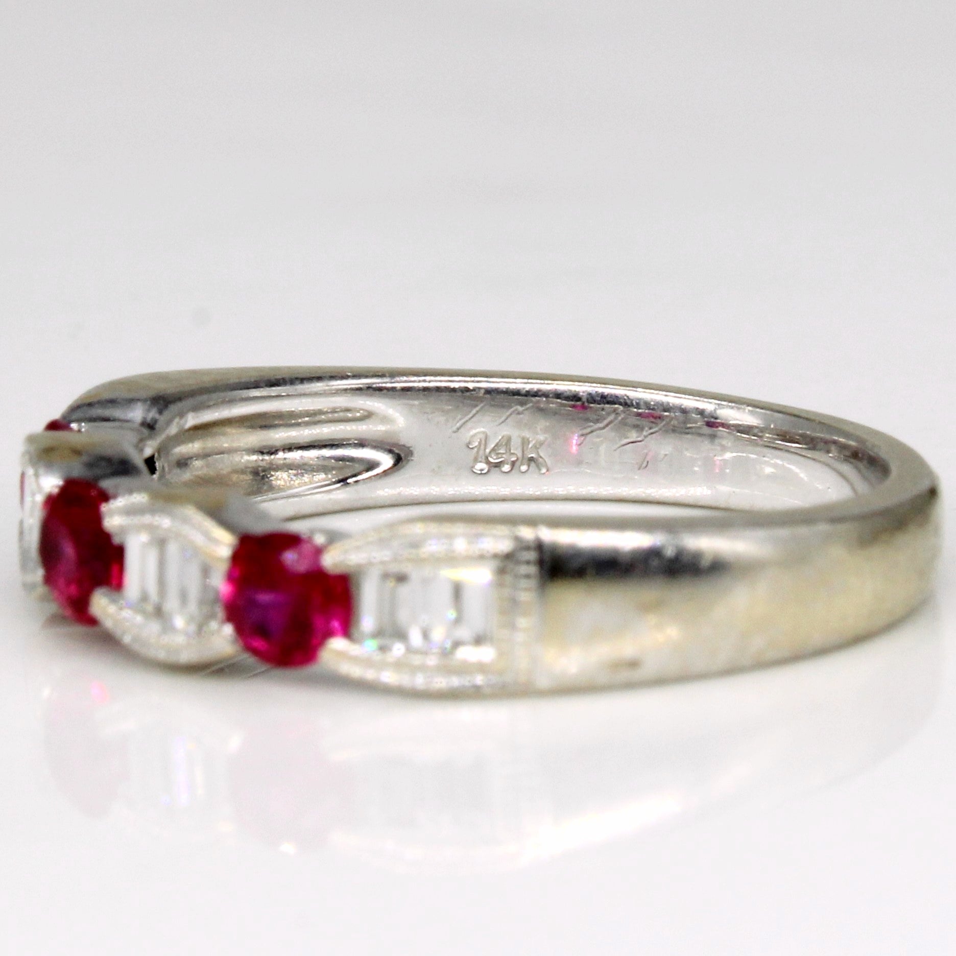 Bague en rubis synthétique et diamants | 0,32 ct, 0,16 ct | Taille 5,25 |