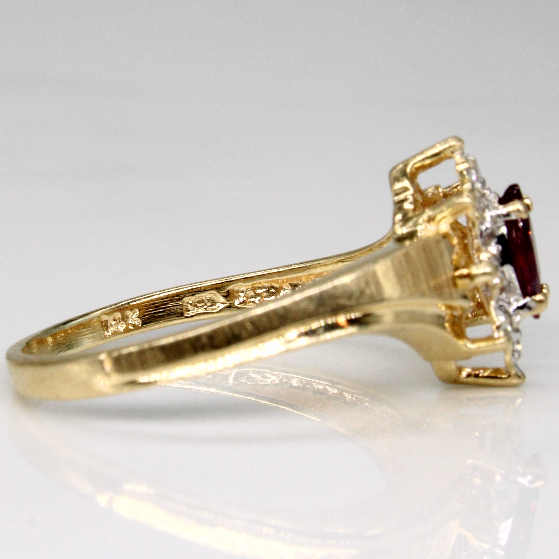 Bague sertie d'un halo de rubis et de diamants | 0,18 ct, 0,04 ct au total | Taille 6,75 |