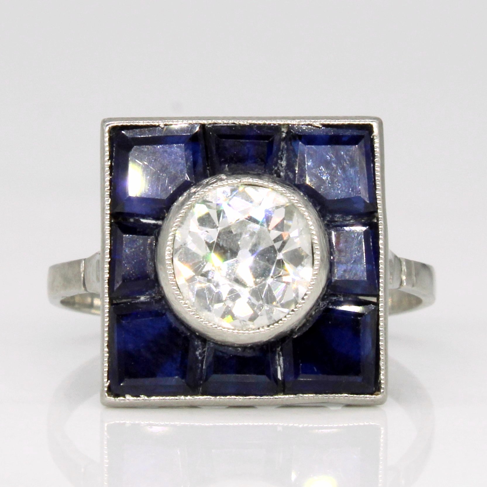 Bague Art Déco en platine avec diamant taille ancienne européenne et saphir synthétique | 2,50 ct au total, 0,98 ct | Taille 6 |