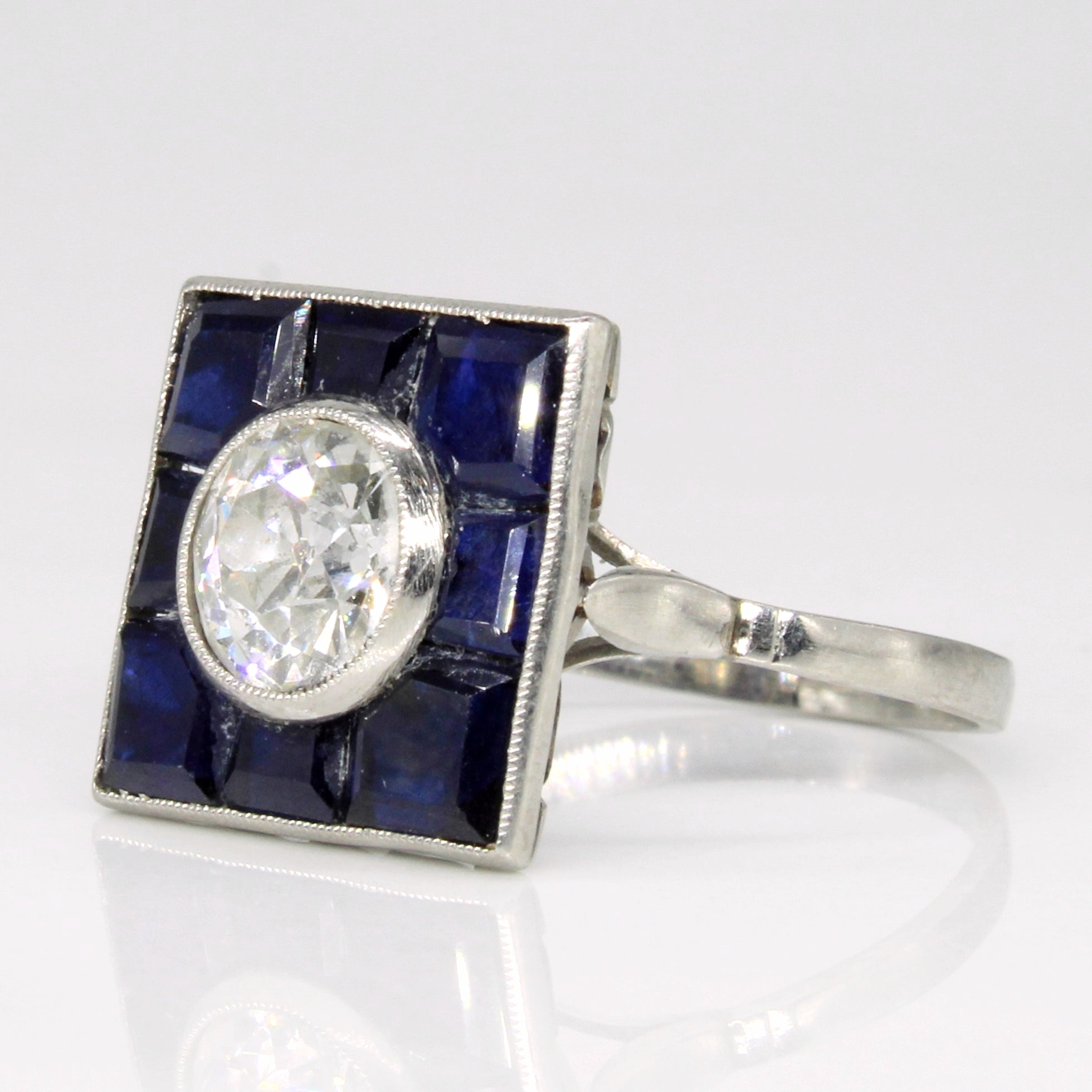 Bague Art Déco en platine avec diamant taille ancienne européenne et saphir synthétique | 2,50 ct au total, 0,98 ct | Taille 6 |