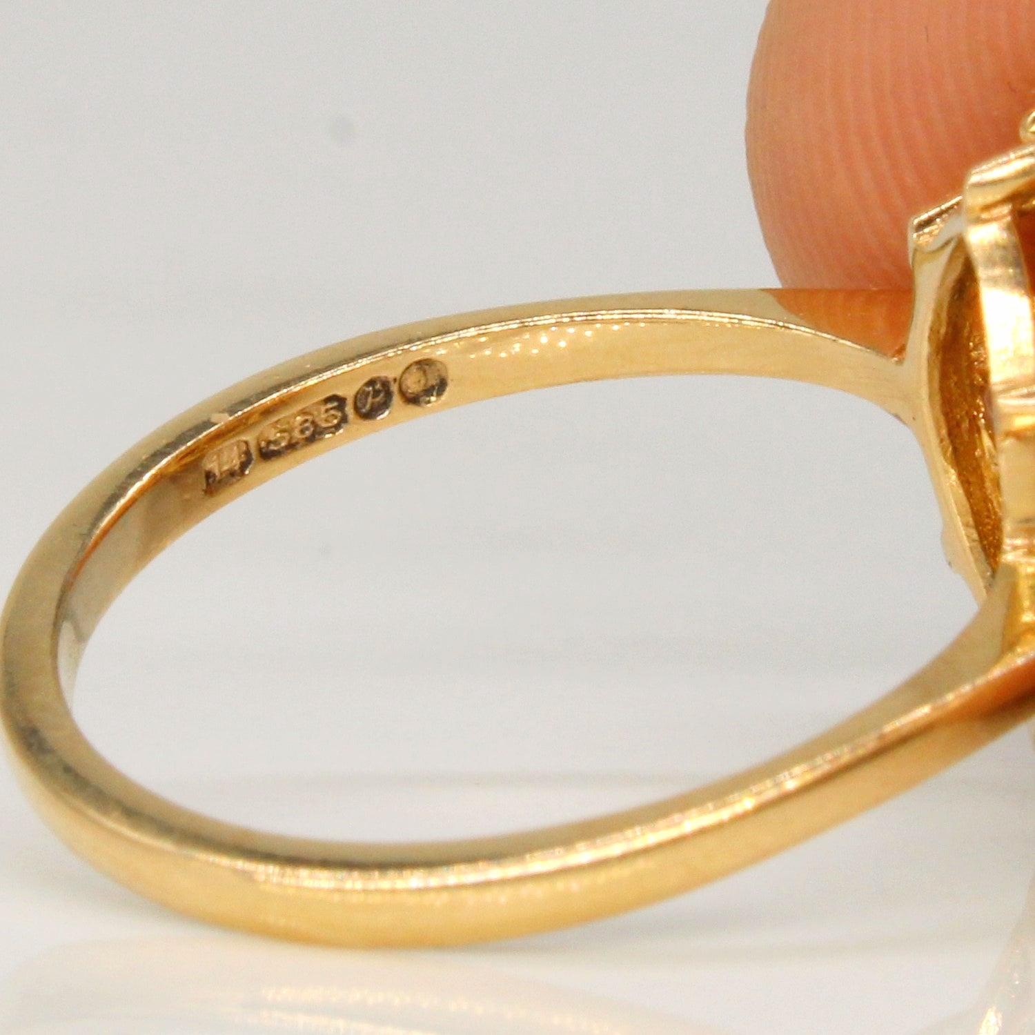 London 1970 Coral & Pearl Cocktail Ring | 0.50ct | SZ 6.5 |