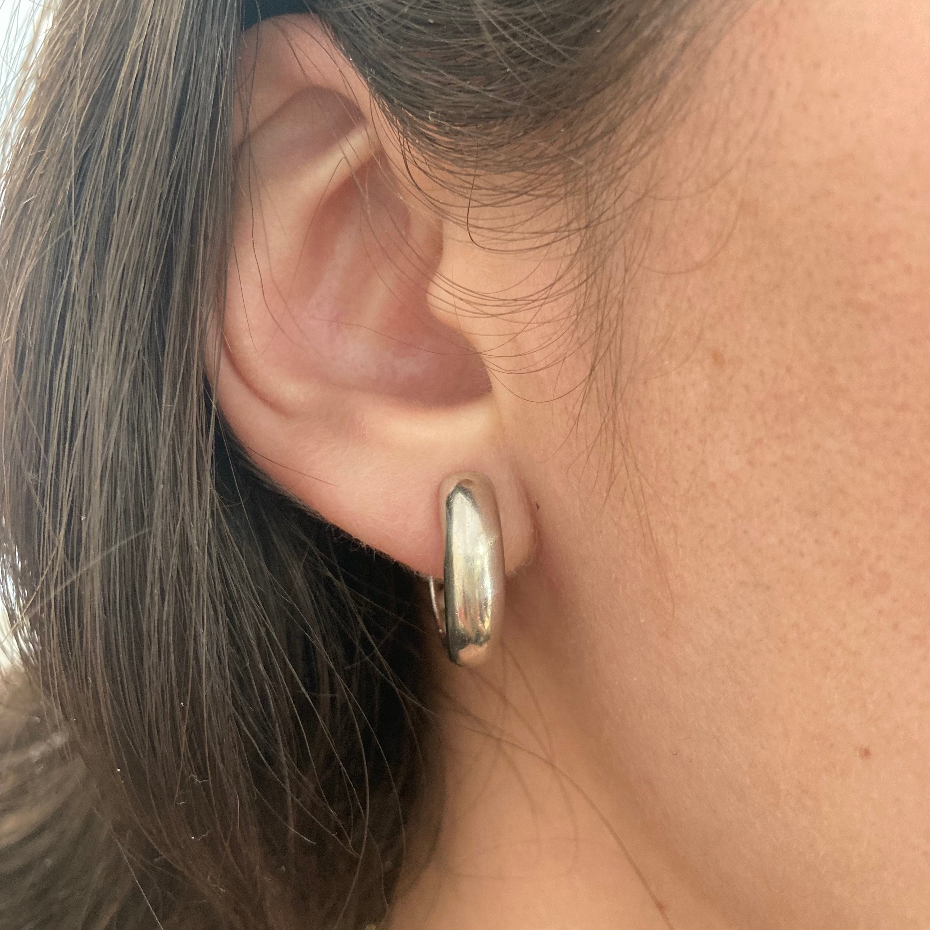 14k White Gold Huggie Earrings |
