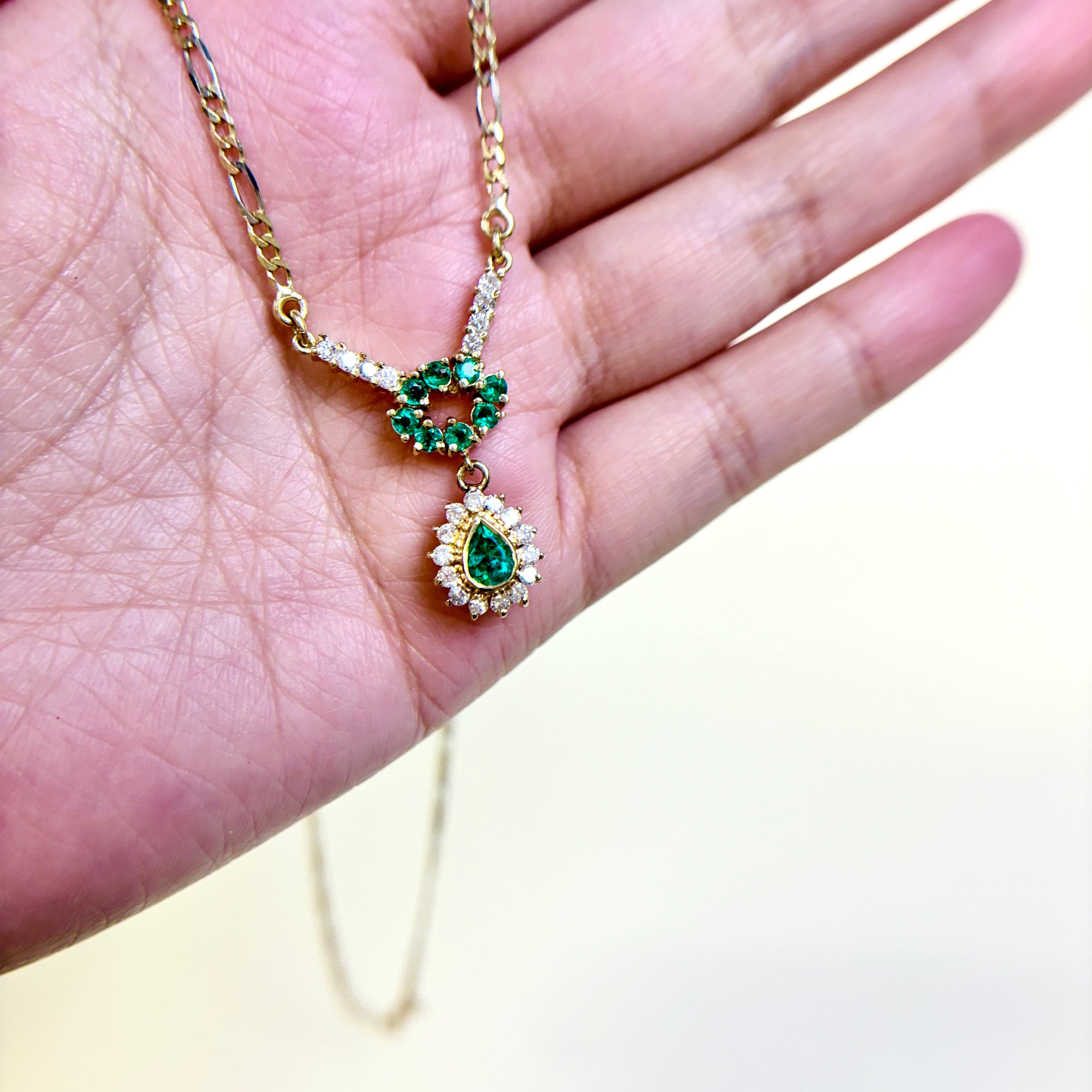 Collier en or jaune 18 carats avec émeraudes et diamants | 0,80 ct au total, 0,57 ct au total | 48 cm