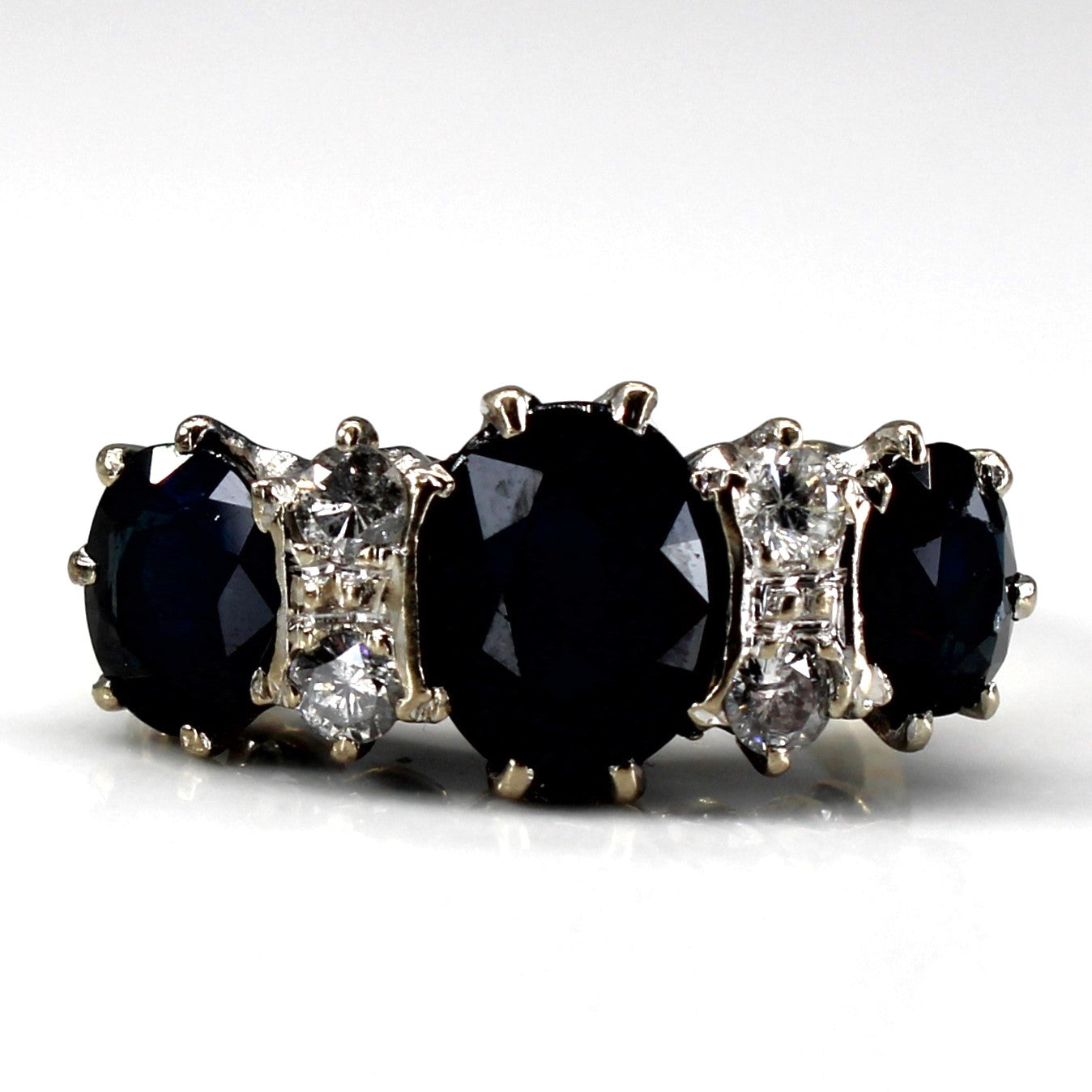 Bague cocktail en saphir et diamants, poinçonnée 1973 | 4,35 ct | 0,36 ct | Taille 7 |