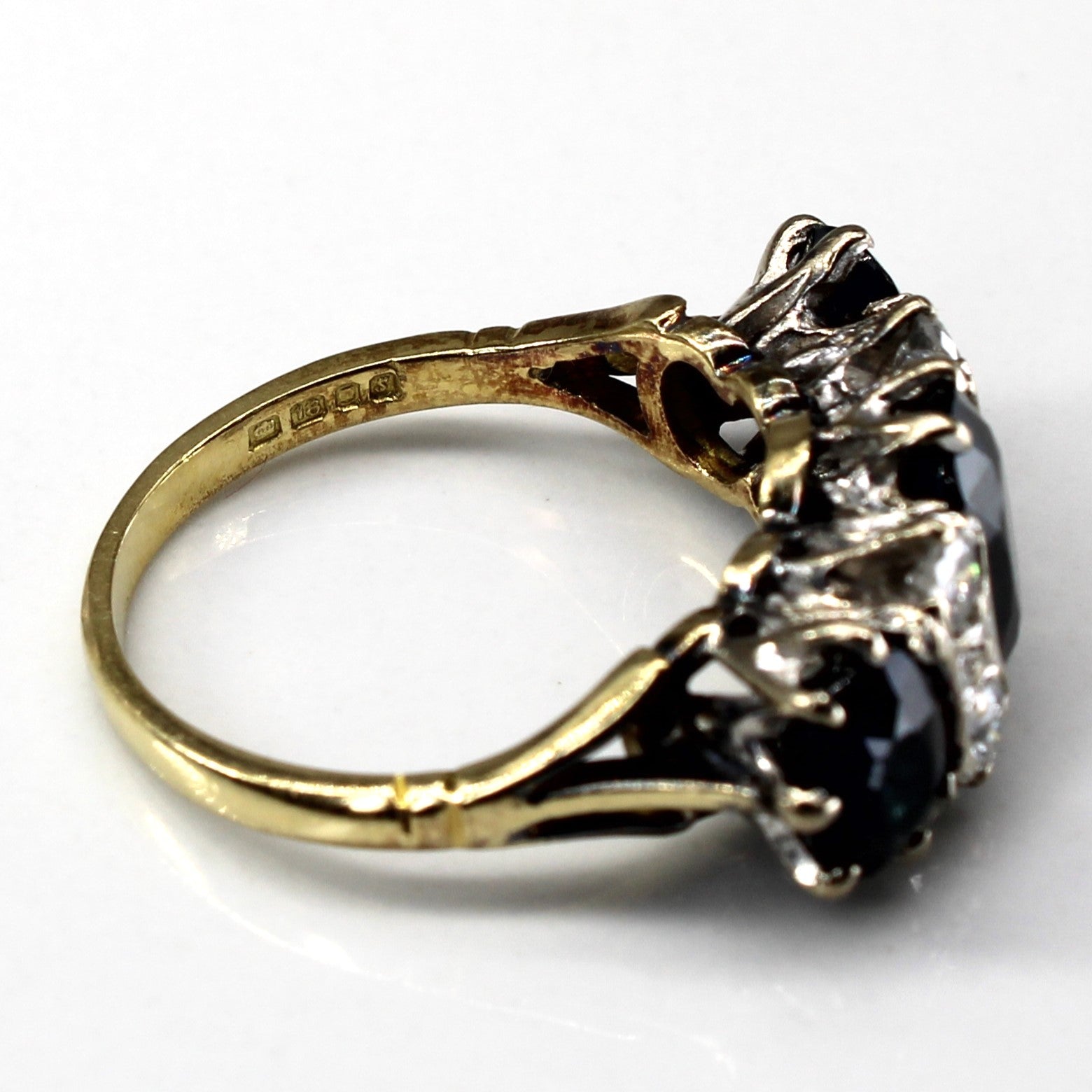 Bague cocktail en saphir et diamants, poinçonnée 1973 | 4,35 ct | 0,36 ct | Taille 7 |