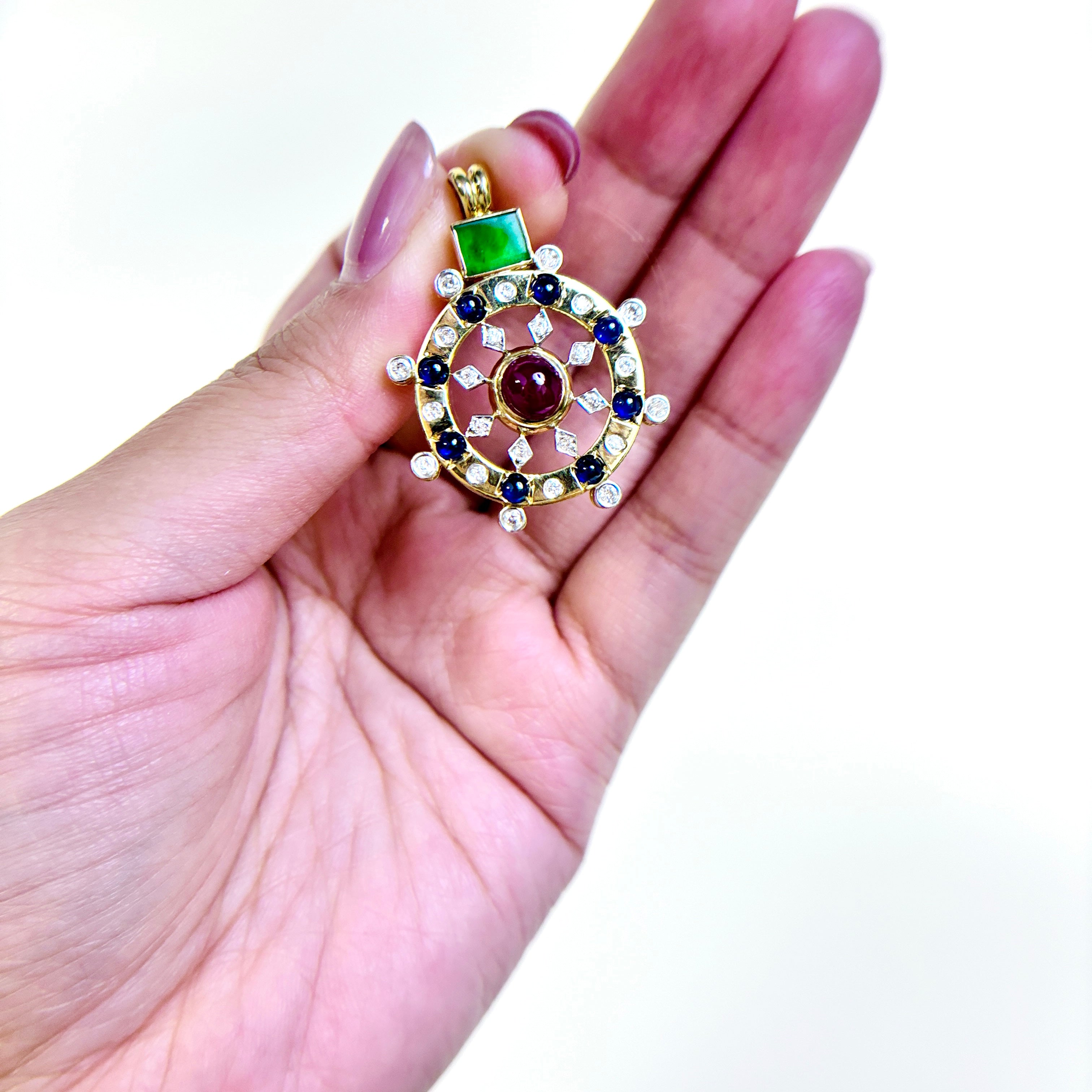 Pendentif en or jaune 18 carats avec jade, rubis et saphir | 6,80 x 5,20 x 0,80 mm, 1,42 ct, 1,21 ct au total, 0,50 ct au total |