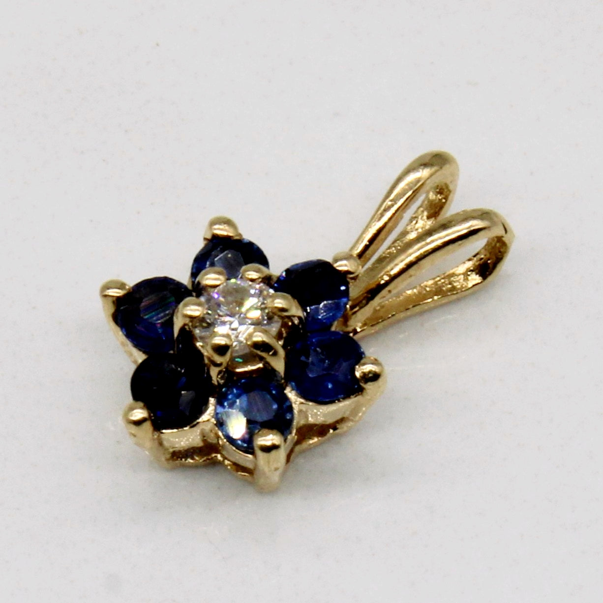 Pendentif saphir et diamants | 0,24 ct, 0,06 ct |