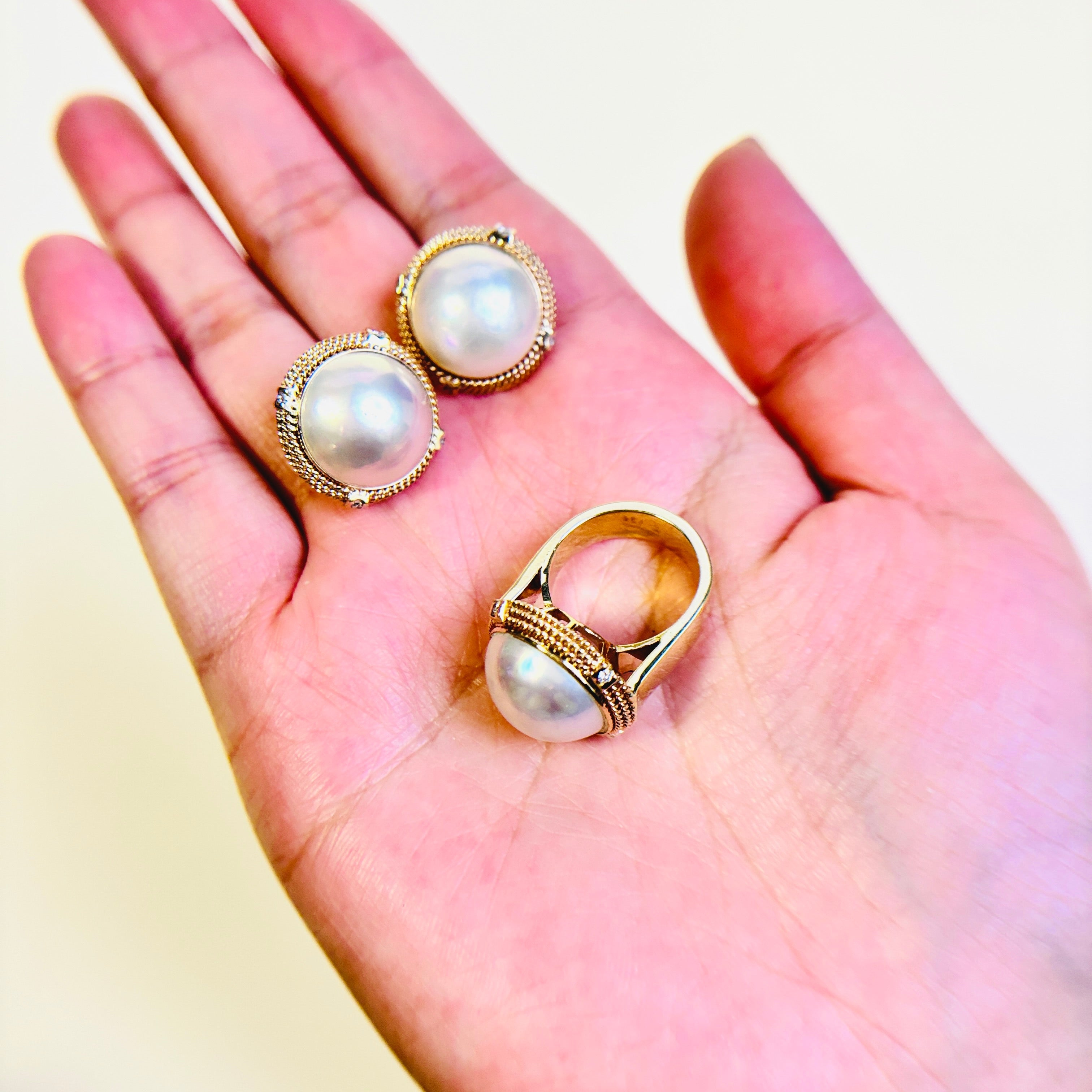 Ensemble de boucles d'oreilles et bague en or jaune 14 carats, perles et diamants | 14,00-15,00 mm, 0,13 ct au total | Taille 4,75 |