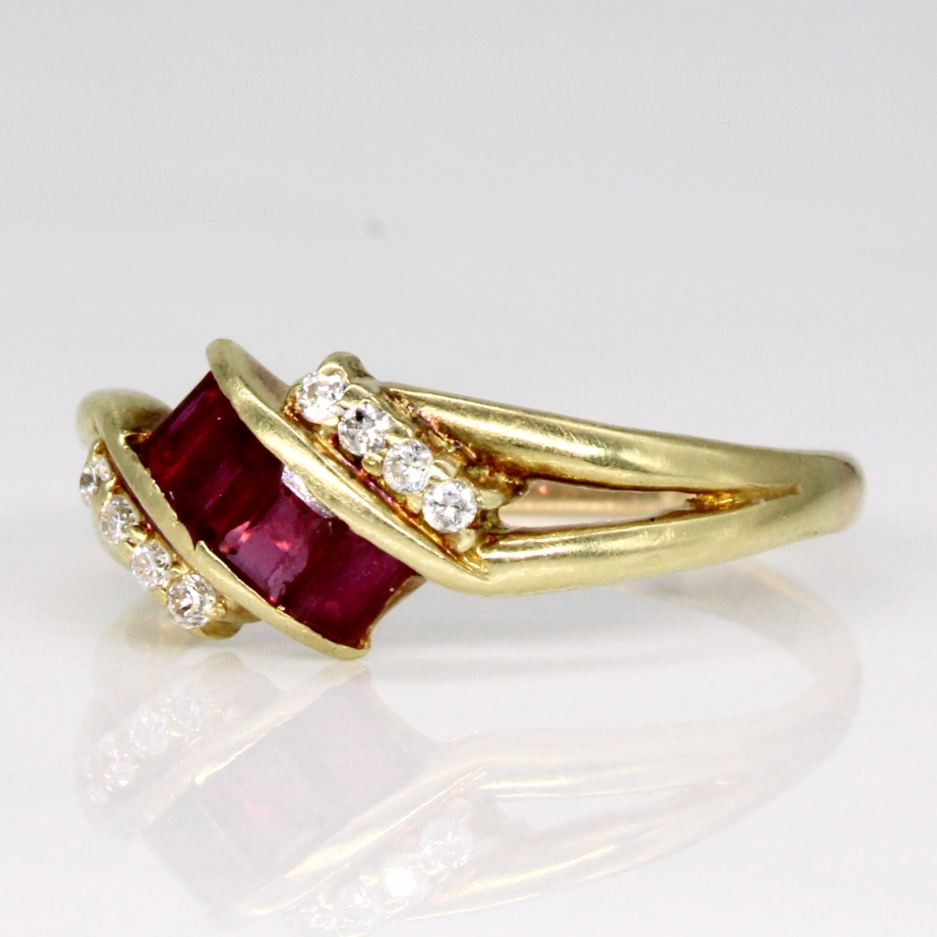 Bague cascade rubis et diamants | 0,32 ct, 0,06 ct | Taille 7,25 |
