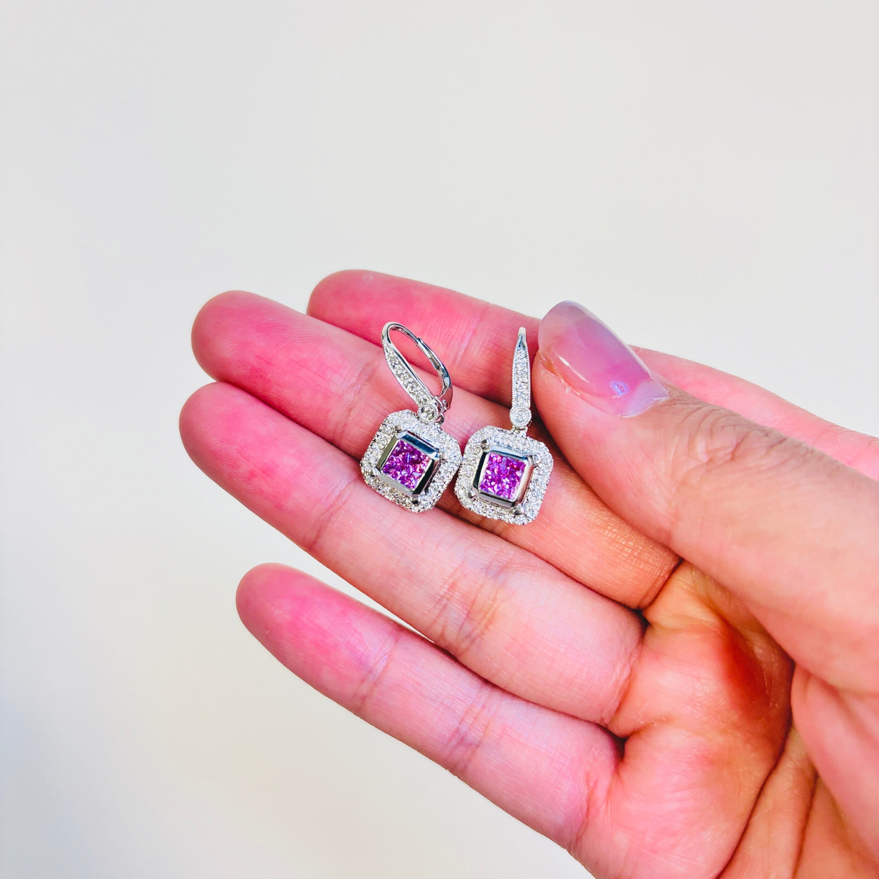 Boucles d'oreilles pendantes en or blanc 14 carats, saphir rose et diamants | 0,78 ct, 0,34 ct |