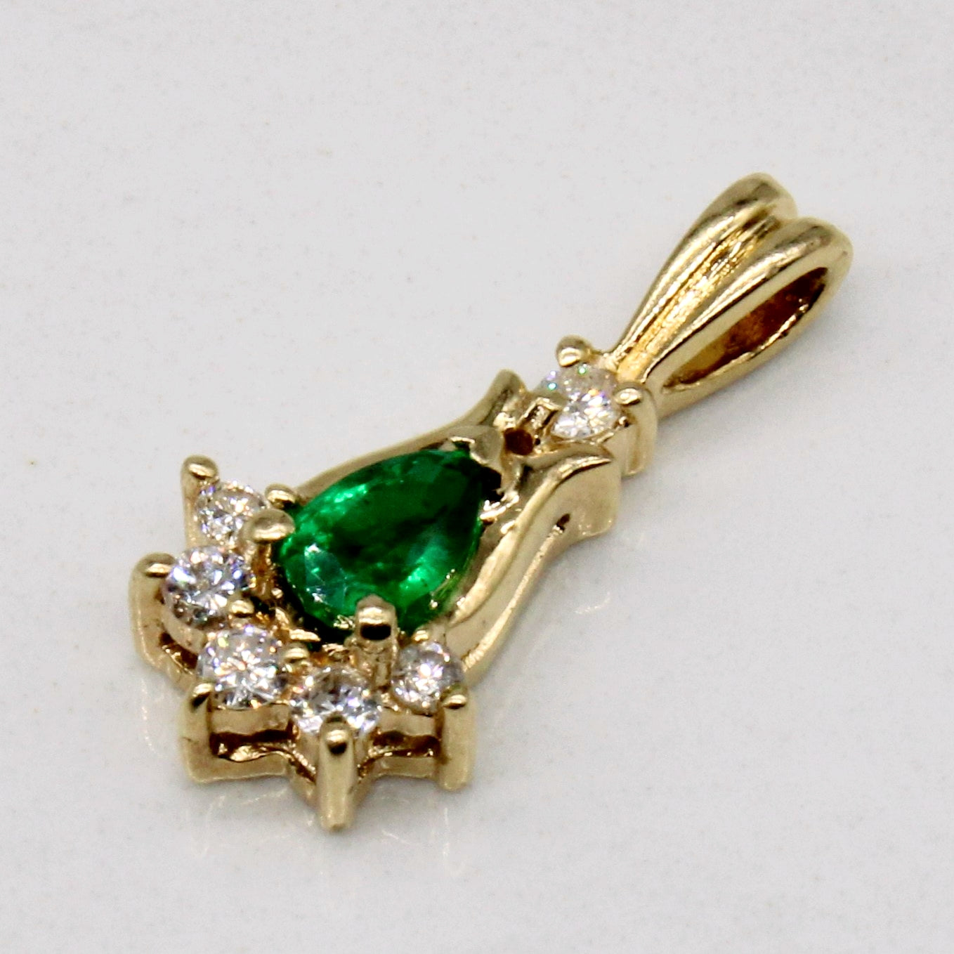 Emerald & Diamond pendant | 0.23ct, 0.05ctw |