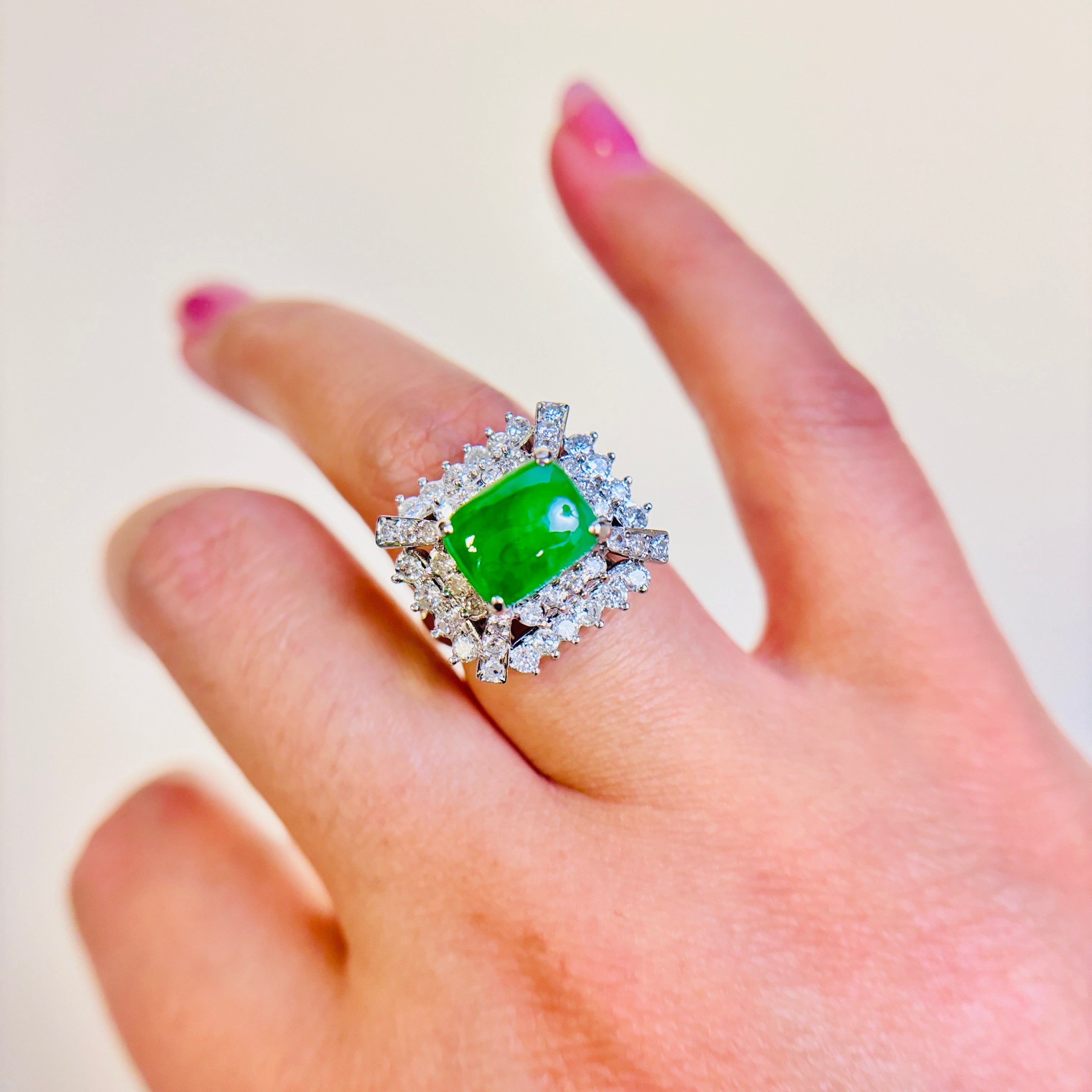 Bague en or blanc 14 carats, jade et diamants | 9,60 x 7,50 x 3,50 mm, 0,73 ct | Taille 5,75