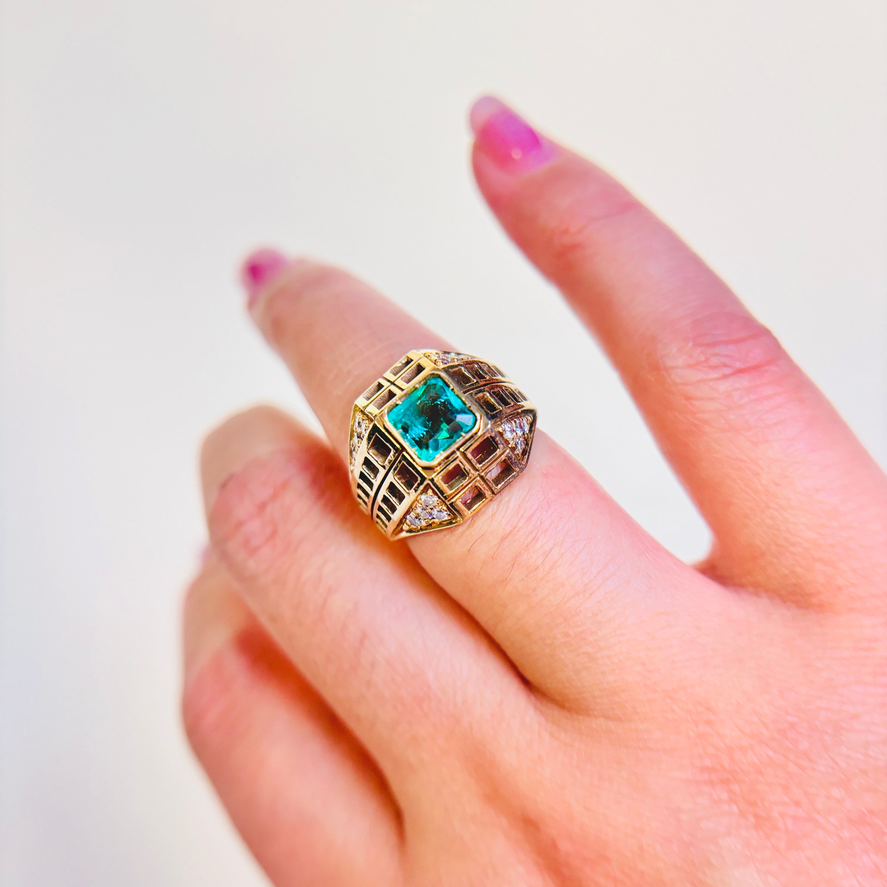 Bague en or jaune 14 carats avec émeraude et diamants | 1,14 ct, 0,30 ct au total | Taille 5