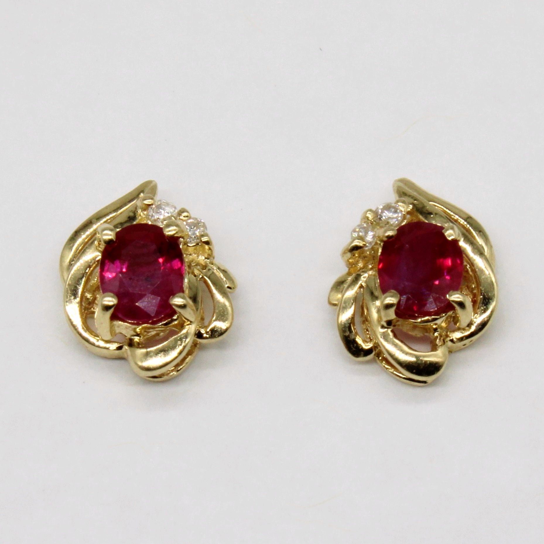 Boucles d'oreilles rubis et diamants | 0,56 ct, 0,04 ct |