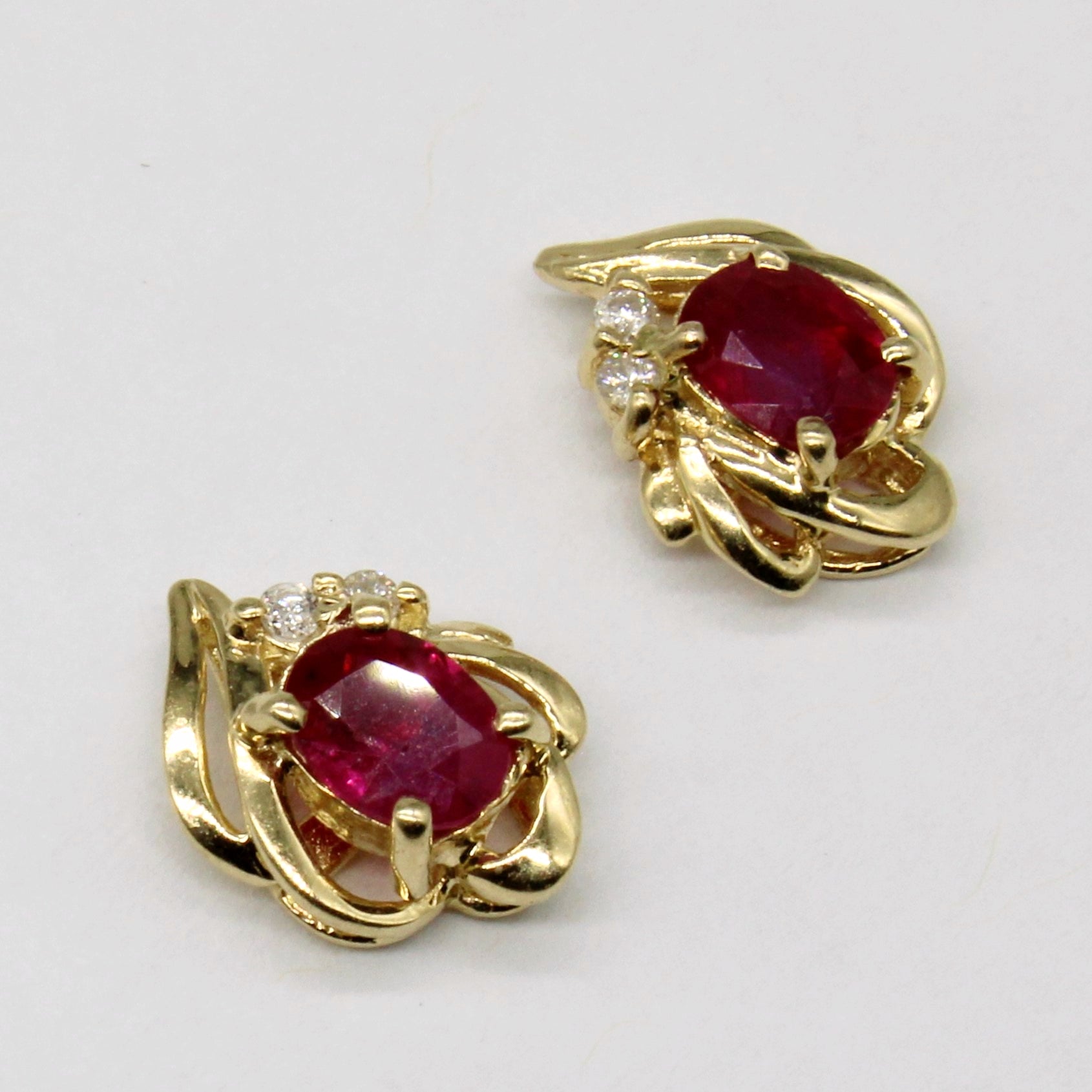 Boucles d'oreilles rubis et diamants | 0,56 ct, 0,04 ct |