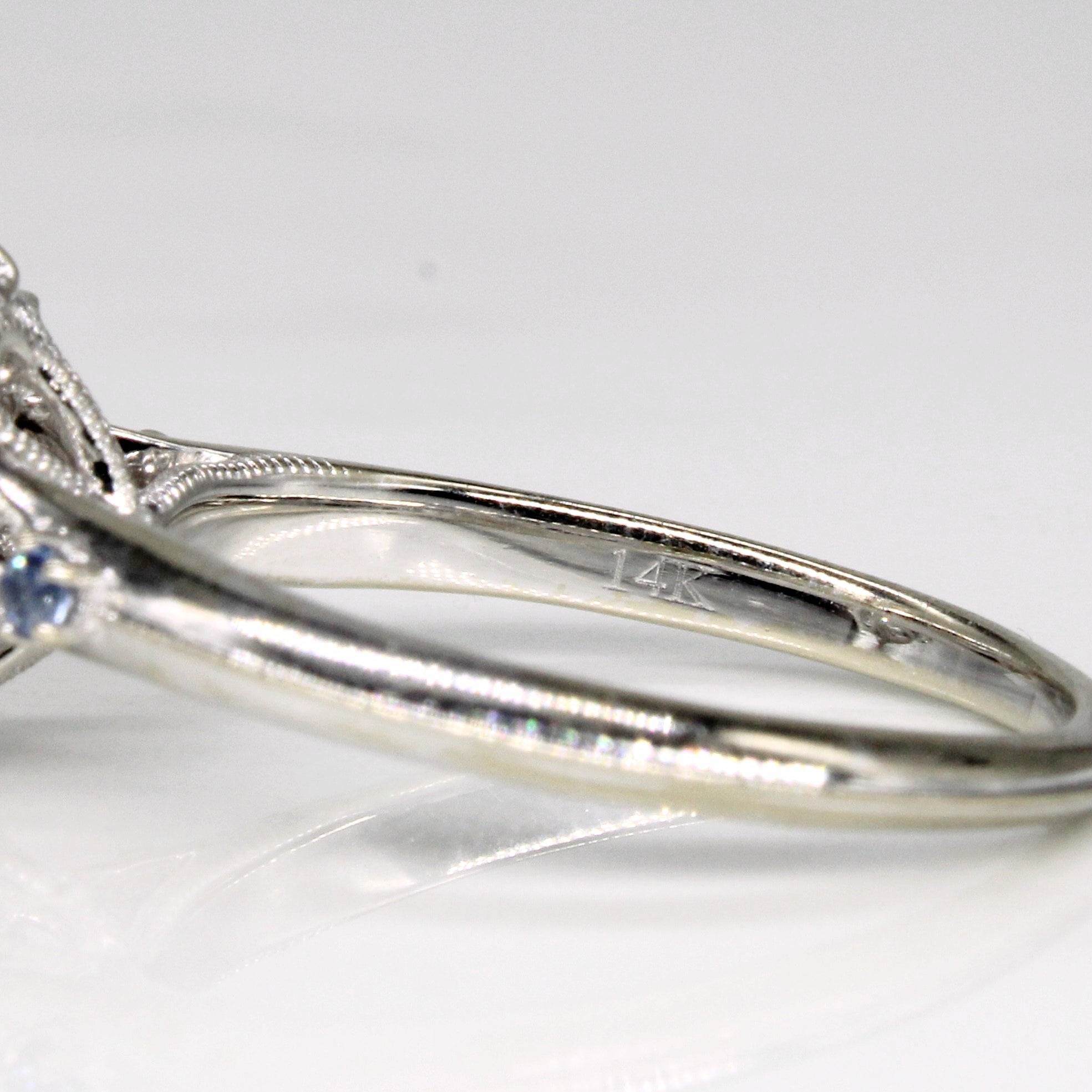Bague de fiançailles halo diamant et saphir certifiée GIA | 0,92 ct SI2 G, 0,16 ct au total | Taille 7,75 |