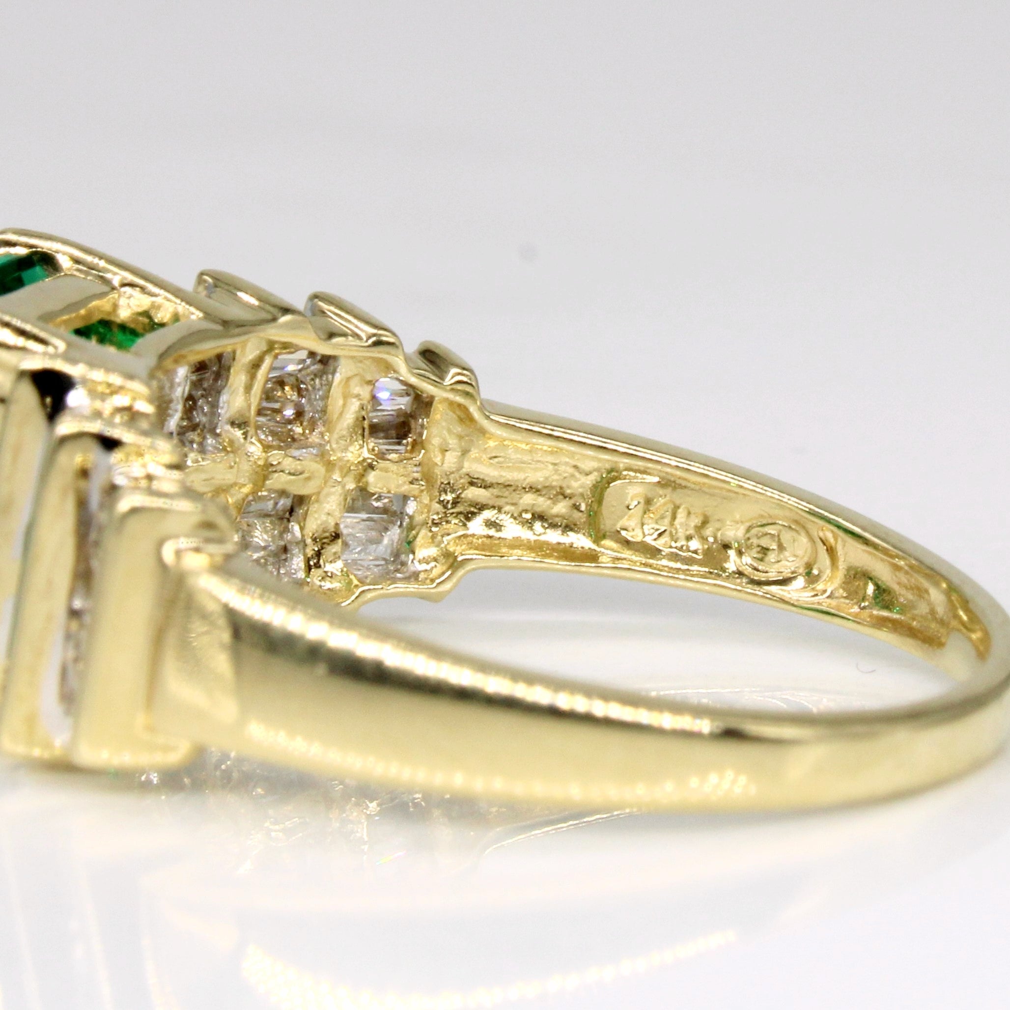 Bague en émeraude synthétique et diamant naturel | 2,35 ct, 0,68 ct au total | Taille 8,5 |