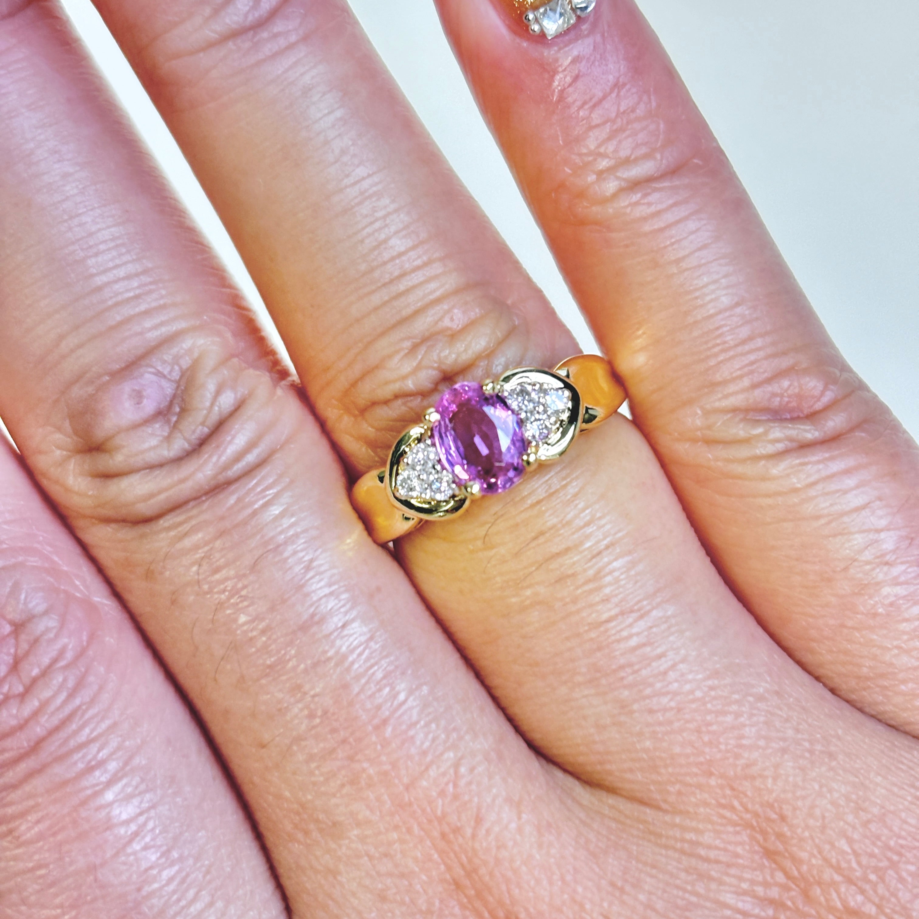 Bague en or jaune 18 carats, saphir rose et diamants | 0,84 ct, 0,15 ct au total | Taille 5,75