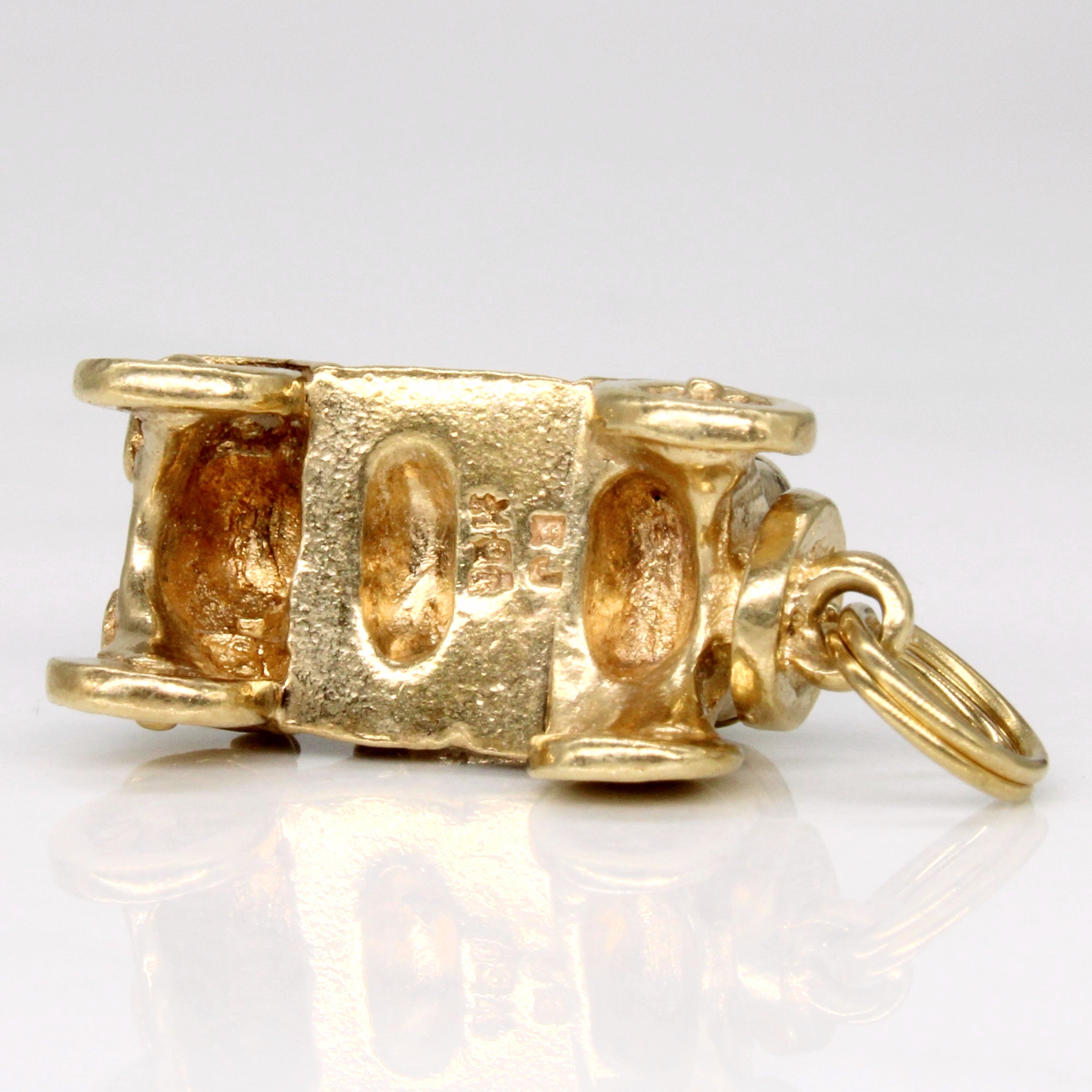 Breloque voiture en or jaune 10 carats