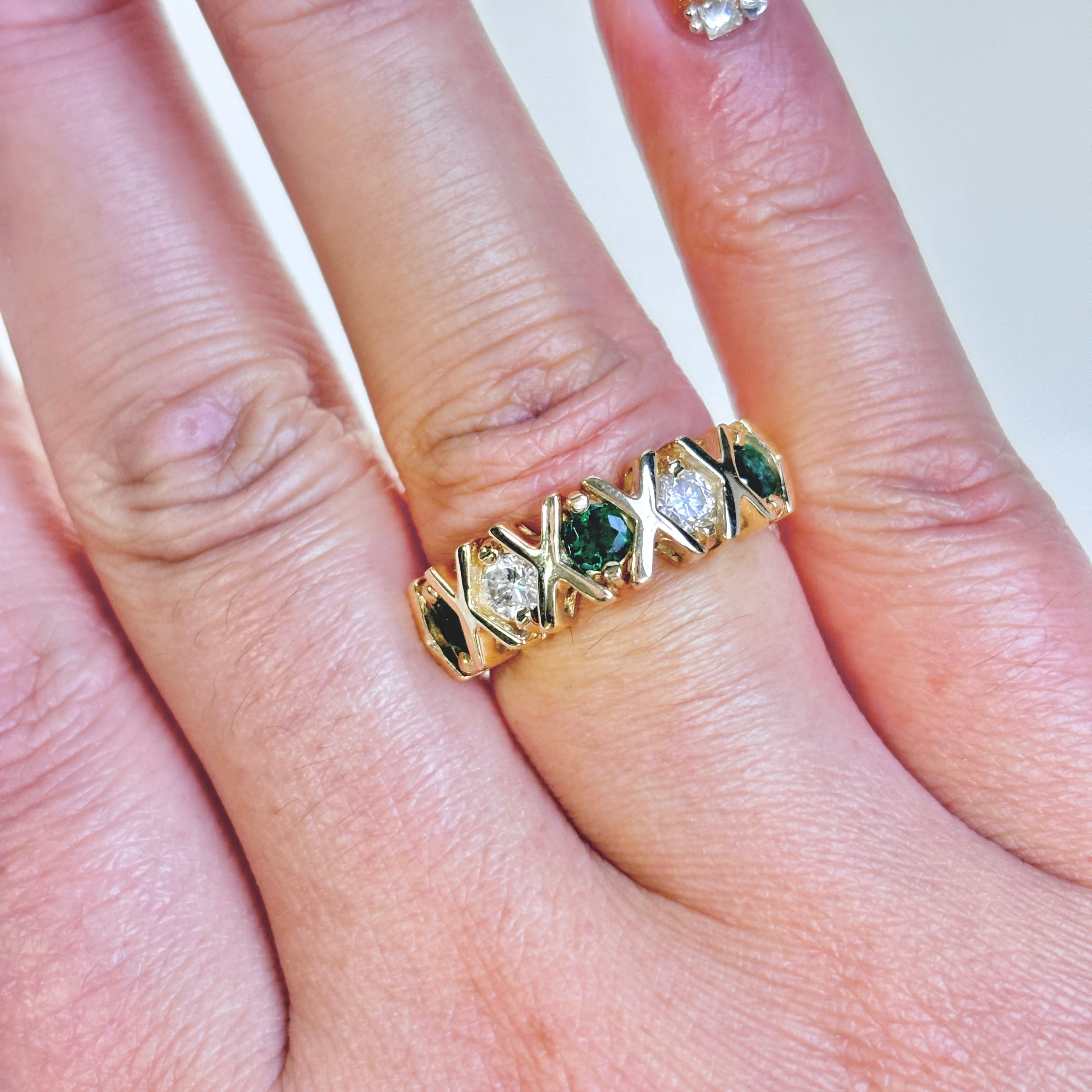 Bague en or jaune 14 carats sertie d'émeraudes et de diamants | 0,41 ct au total, 0,32 ct au total | Taille 6