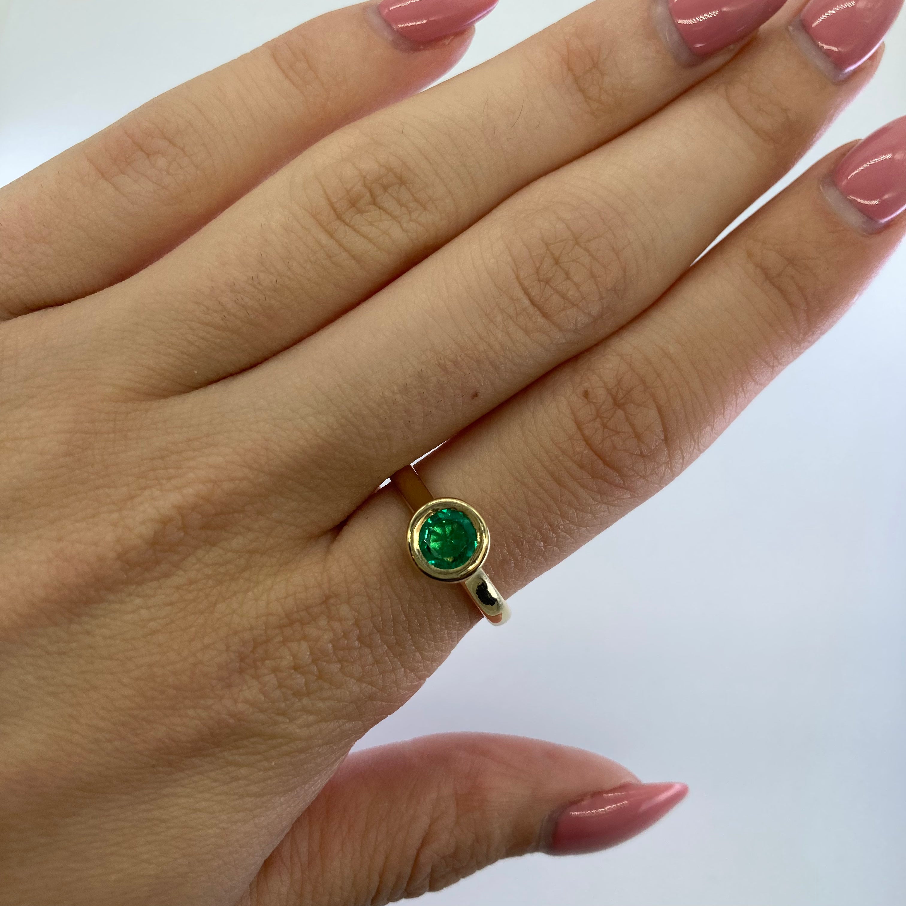 Solitaire émeraude sertie clos « 100 façons » | 0,56 ct | Taille 6,75 |