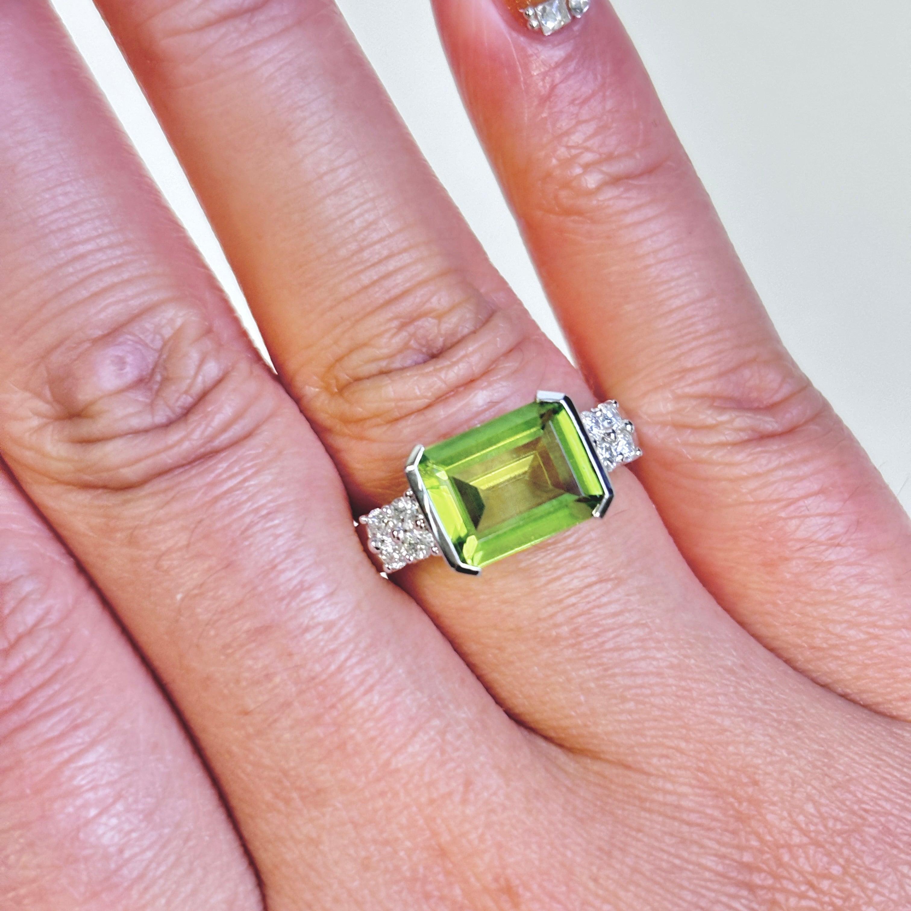 Bague en or blanc 18 carats, tourmaline et diamants | 2,90 ct, 0,28 ct au total | Taille 6,75