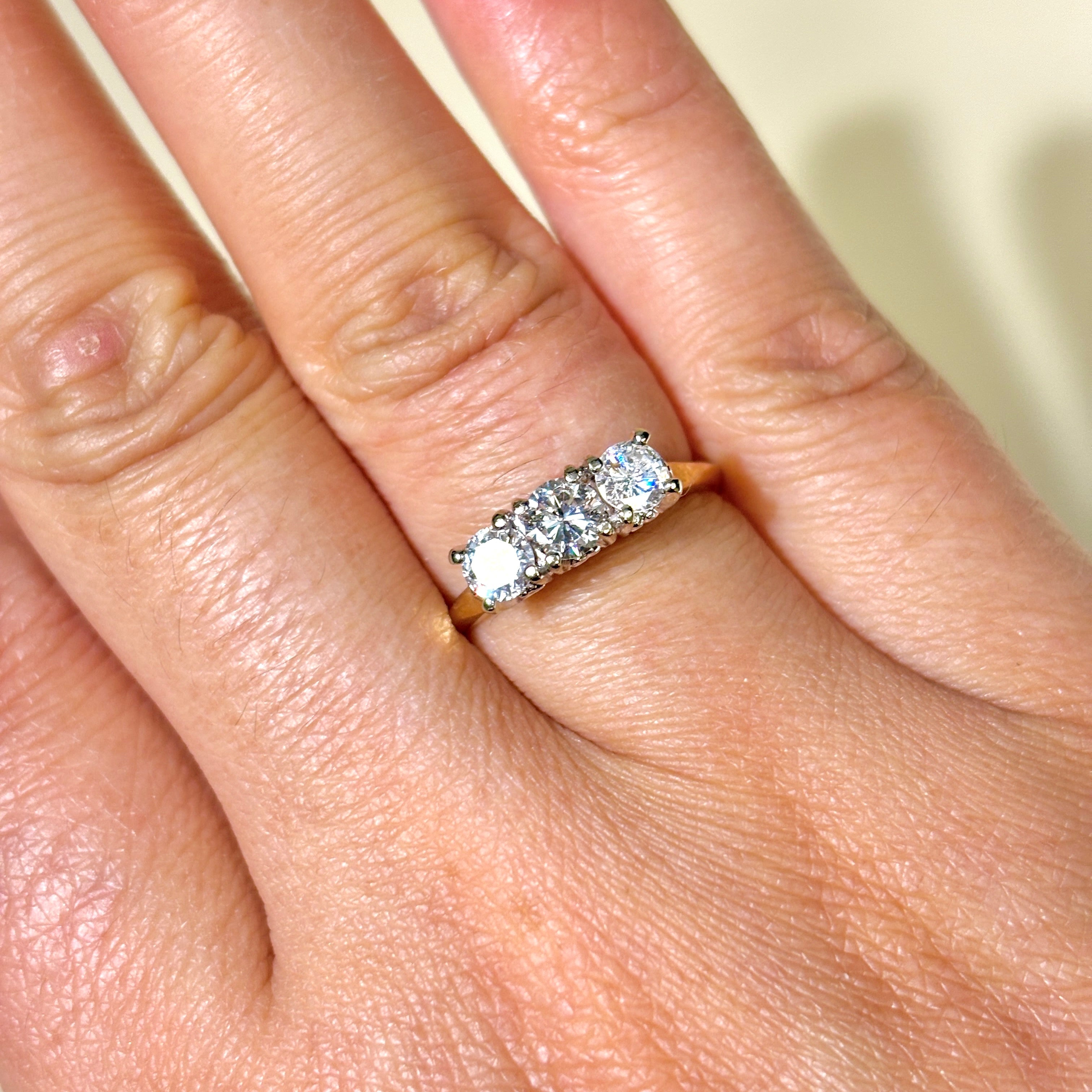 Bague trois diamants en or jaune 14 carats | 0,76 ct au total | Taille 6,25