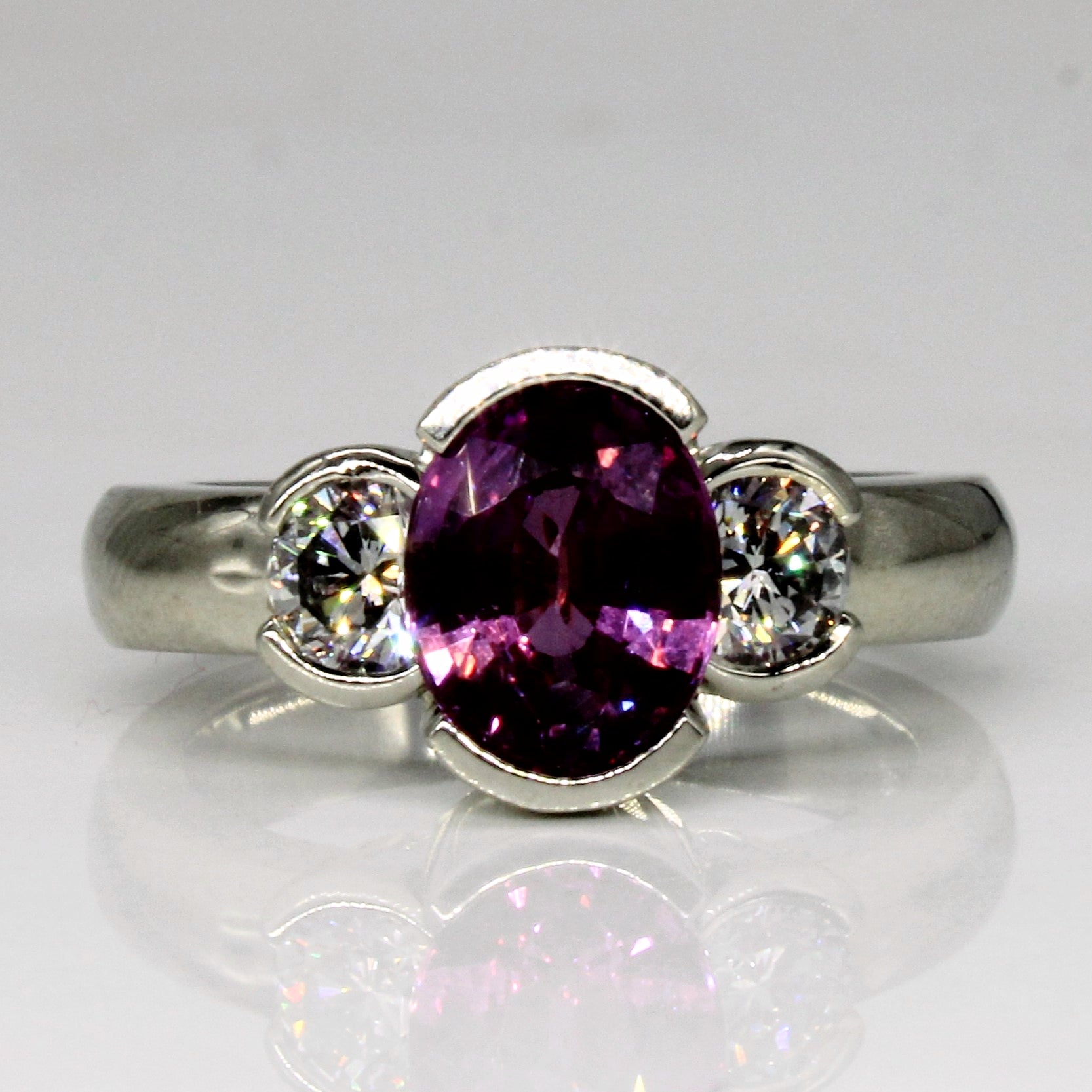 Bague de fiançailles en saphir rose violacé et diamants | 1,73 ct, 0,56 ct au total | Taille 4,5 |