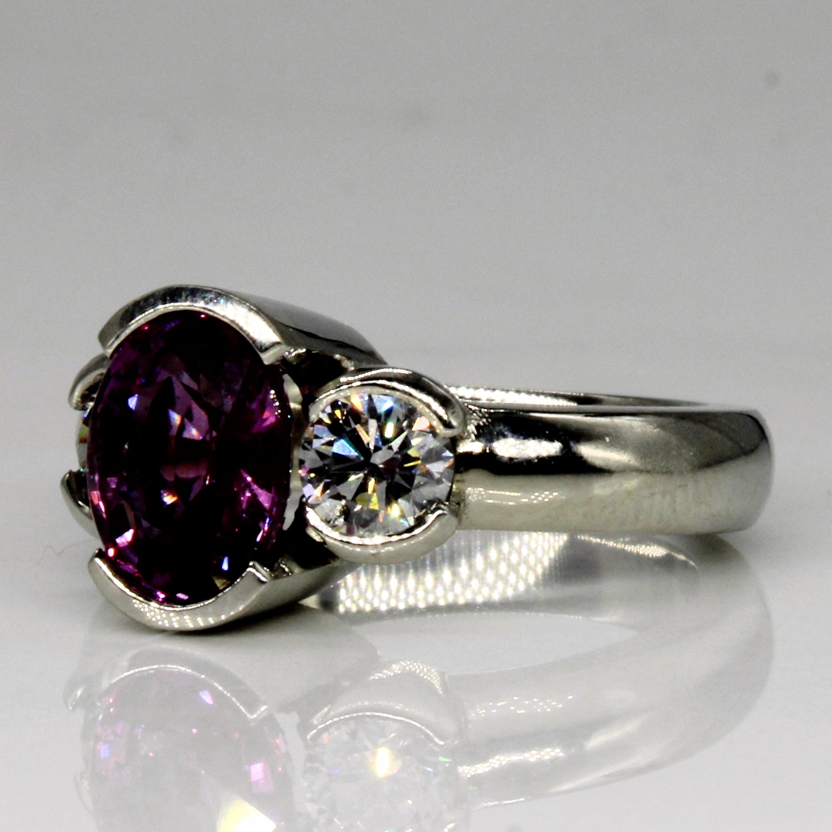 Bague de fiançailles en saphir rose violacé et diamants | 1,73 ct, 0,56 ct au total | Taille 4,5 |
