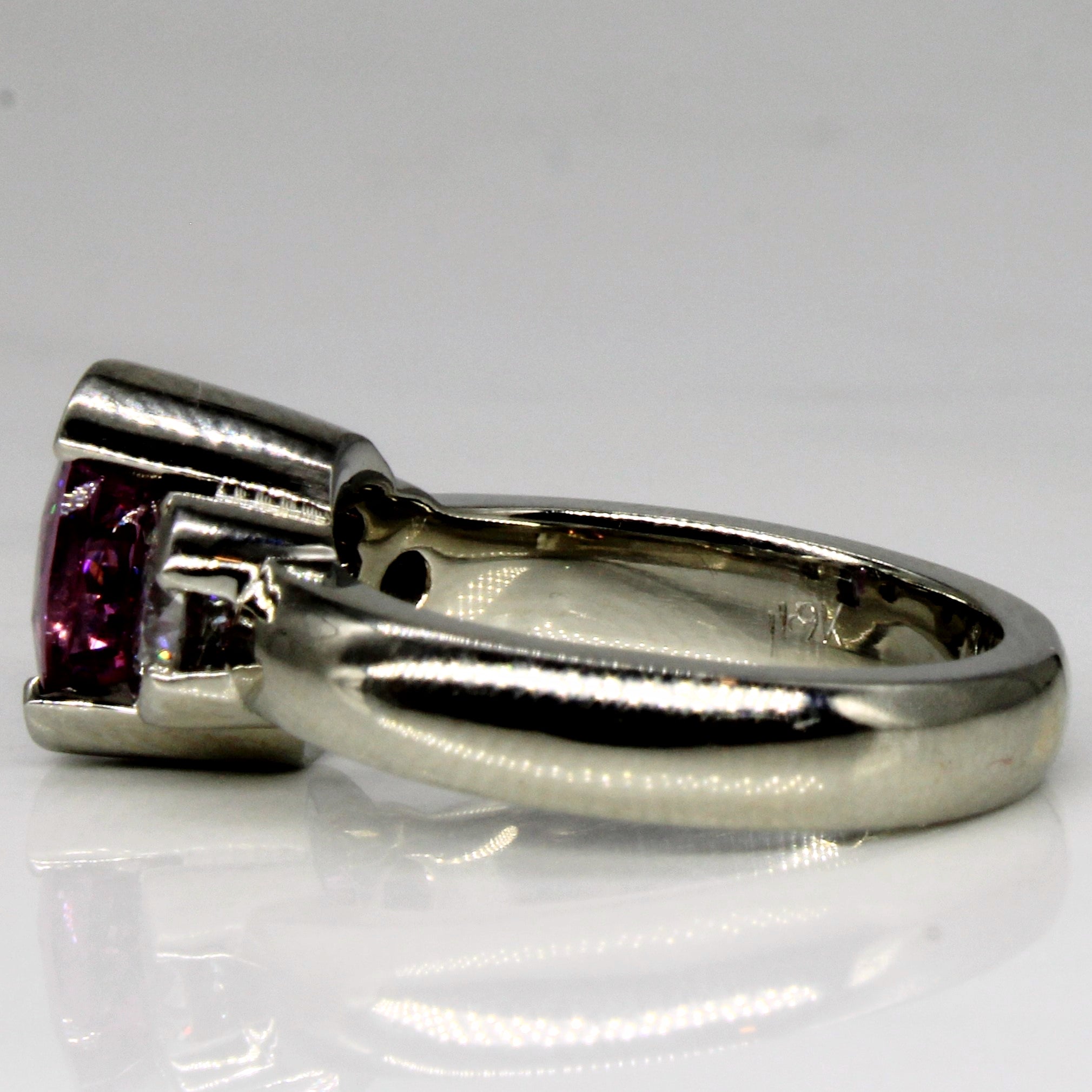Bague de fiançailles en saphir rose violacé et diamants | 1,73 ct, 0,56 ct au total | Taille 4,5 |