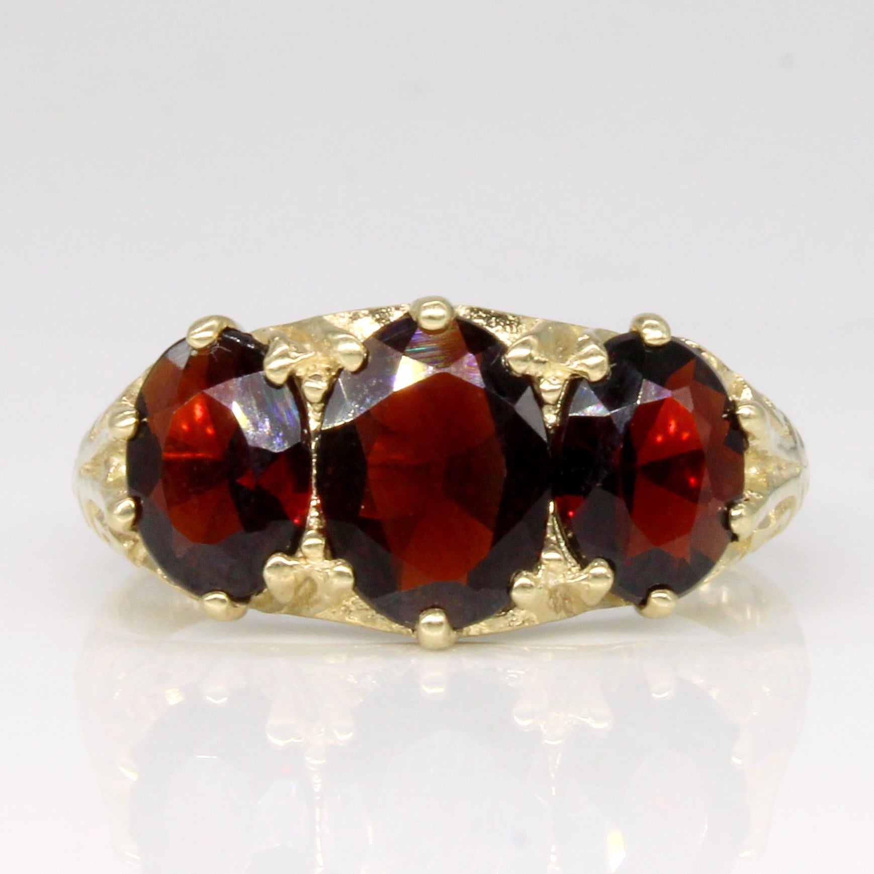 1979 Hallmarked Garnet Three Stone Ring | 2.50ctw | SZ 7 |