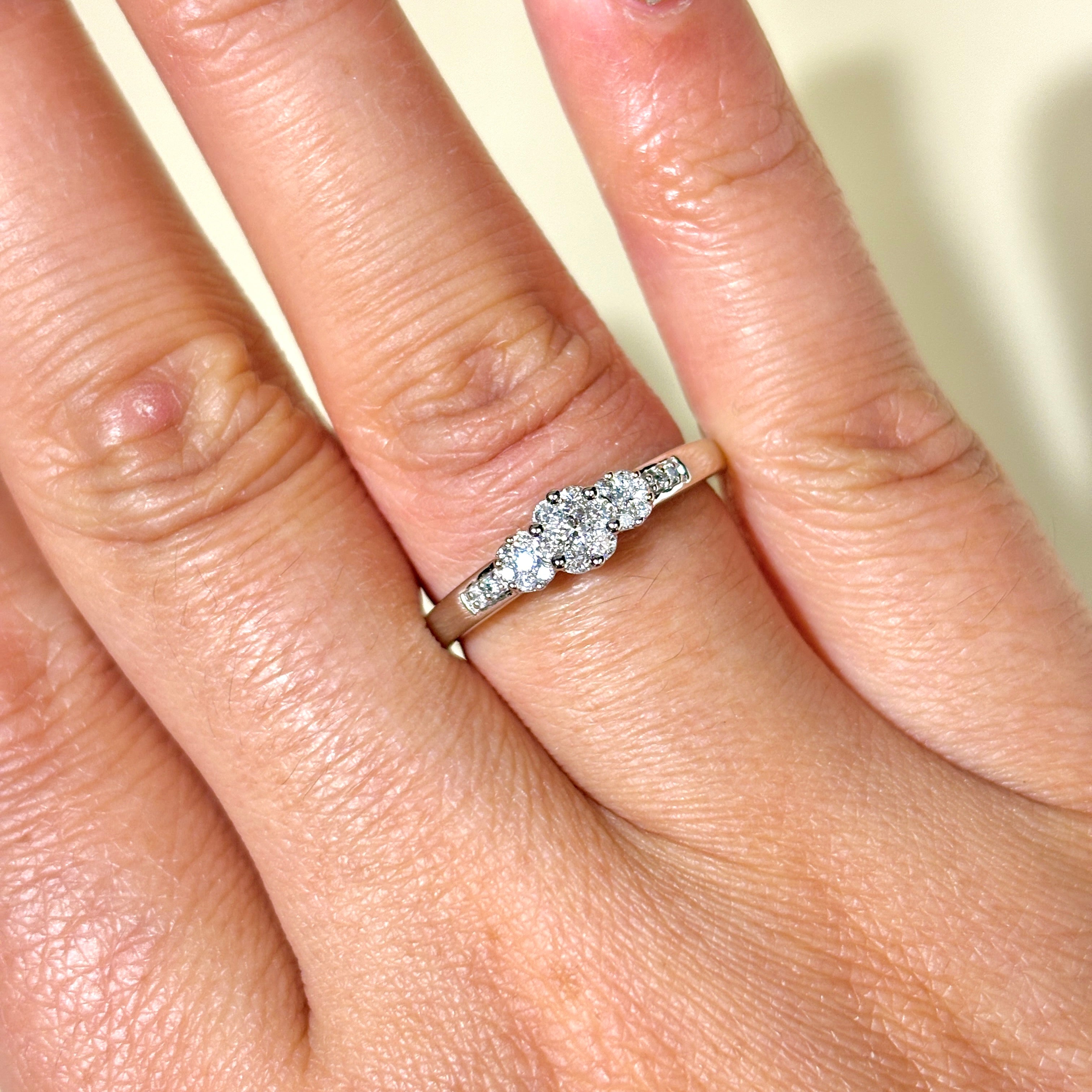 Bague en or blanc 10 carats sertie de diamants en grappe | 0,26 ct au total | Taille 7