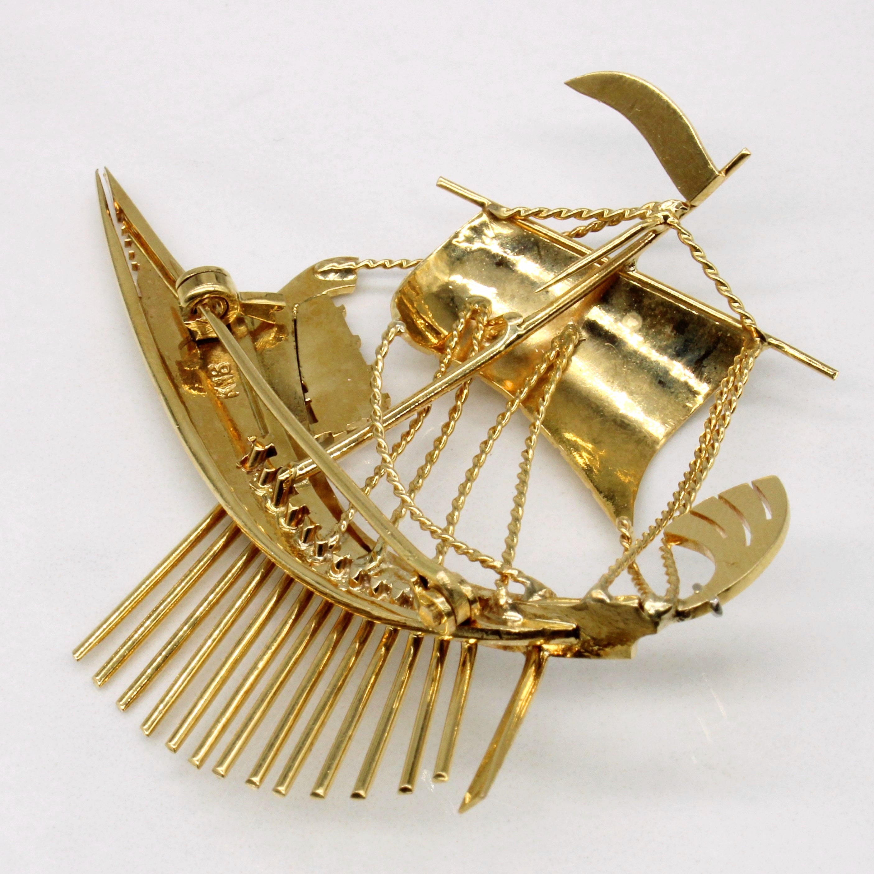 Broche bateau en or jaune 18 carats