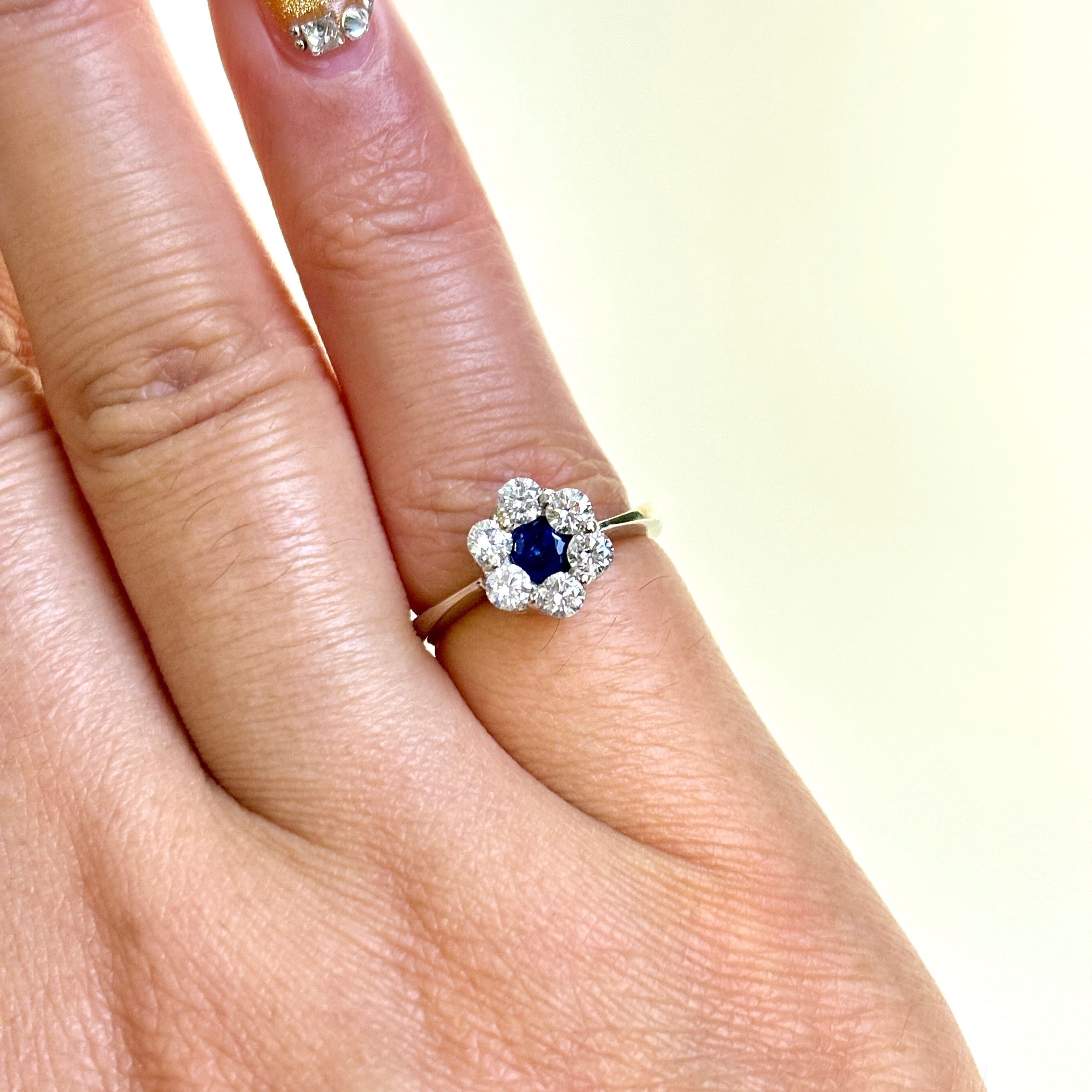 Bague en or blanc 18 carats, saphir bleu et diamants | 0,23 ct, 0,39 ct au total | Taille 3,25