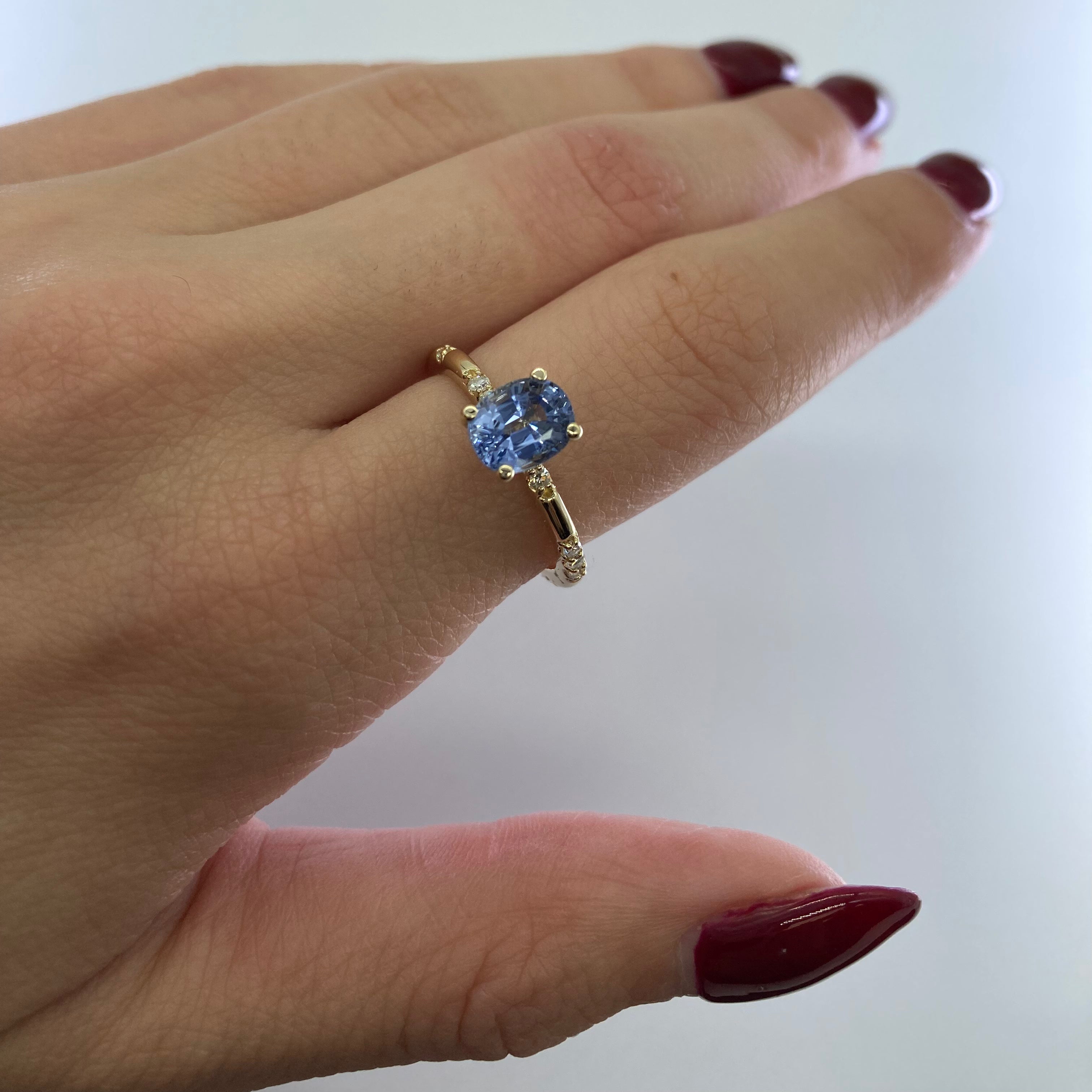 Bague saphir de Ceylan ovale ornée de pierres précieuses « 100 façons » | 1,56 ct | Taille 7 |