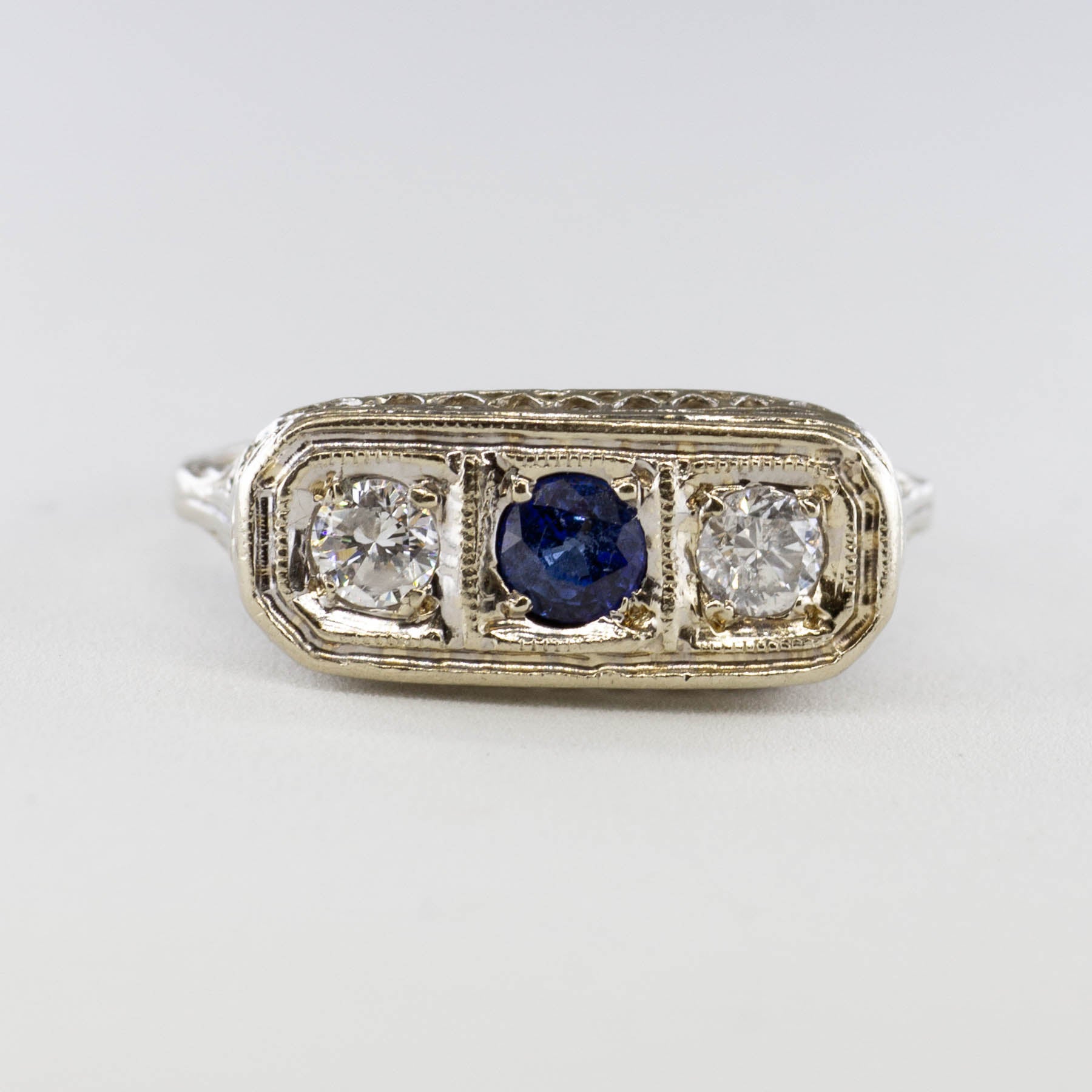Bague vintage Art Déco à trois pierres, saphir et diamants | 0,30 ct, 0,32 ct au total | Taille 7
