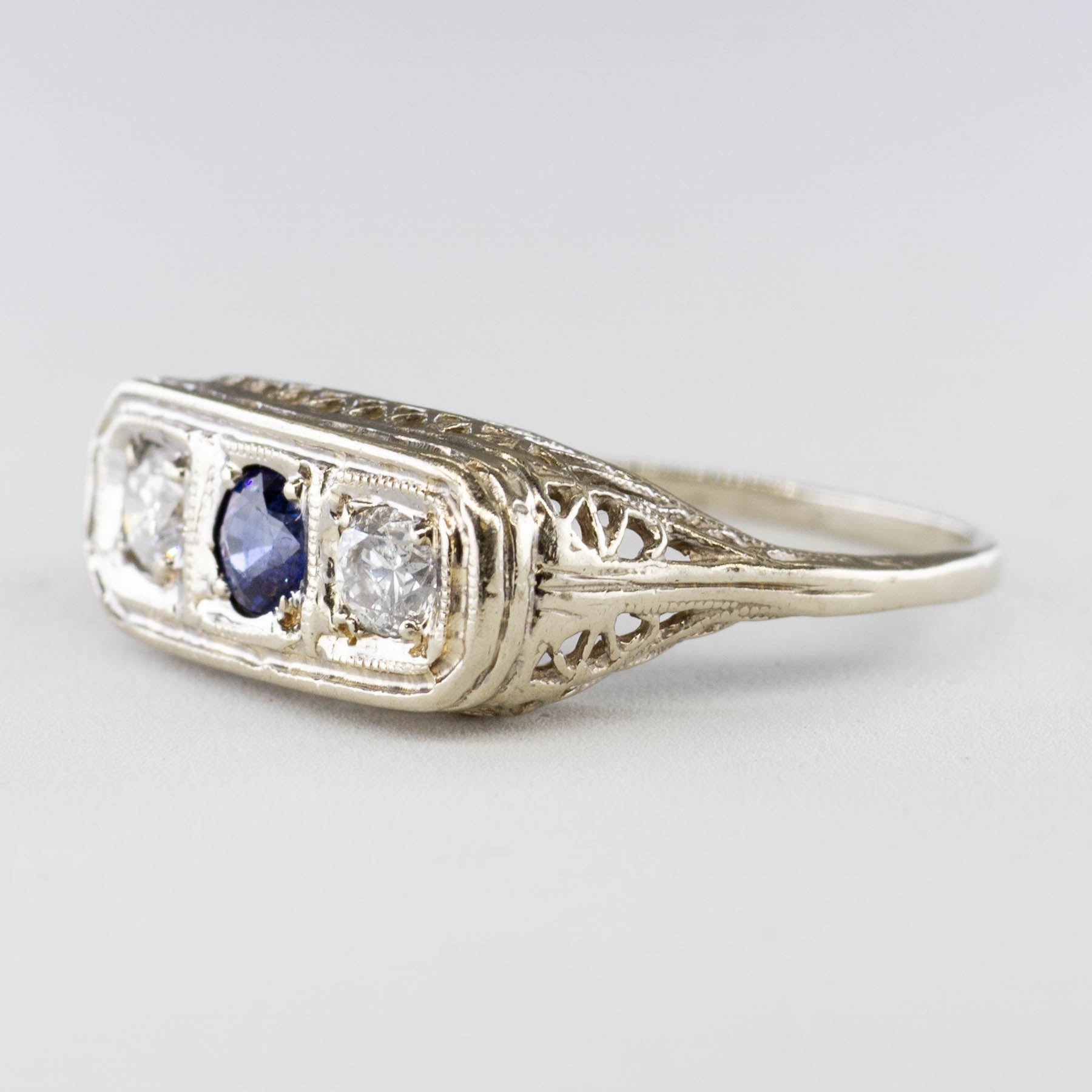 Bague vintage Art Déco à trois pierres, saphir et diamants | 0,30 ct, 0,32 ct au total | Taille 7