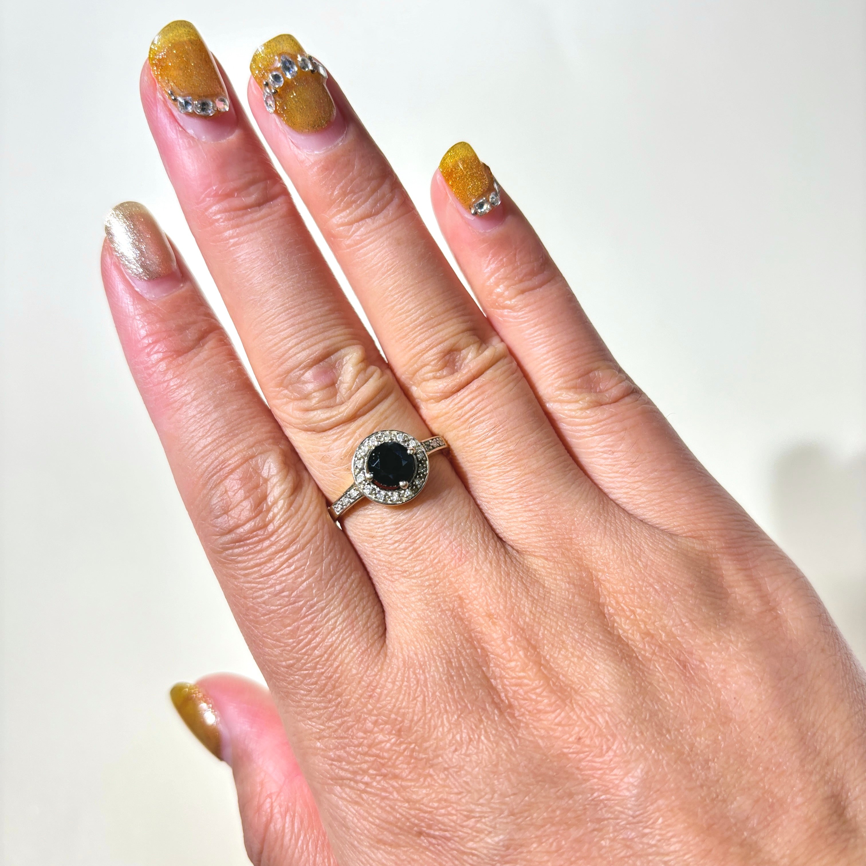 Bague halo saphir et diamants en or 10 carats | 0,80 ct, 0,10 ct au total | Taille 7,25