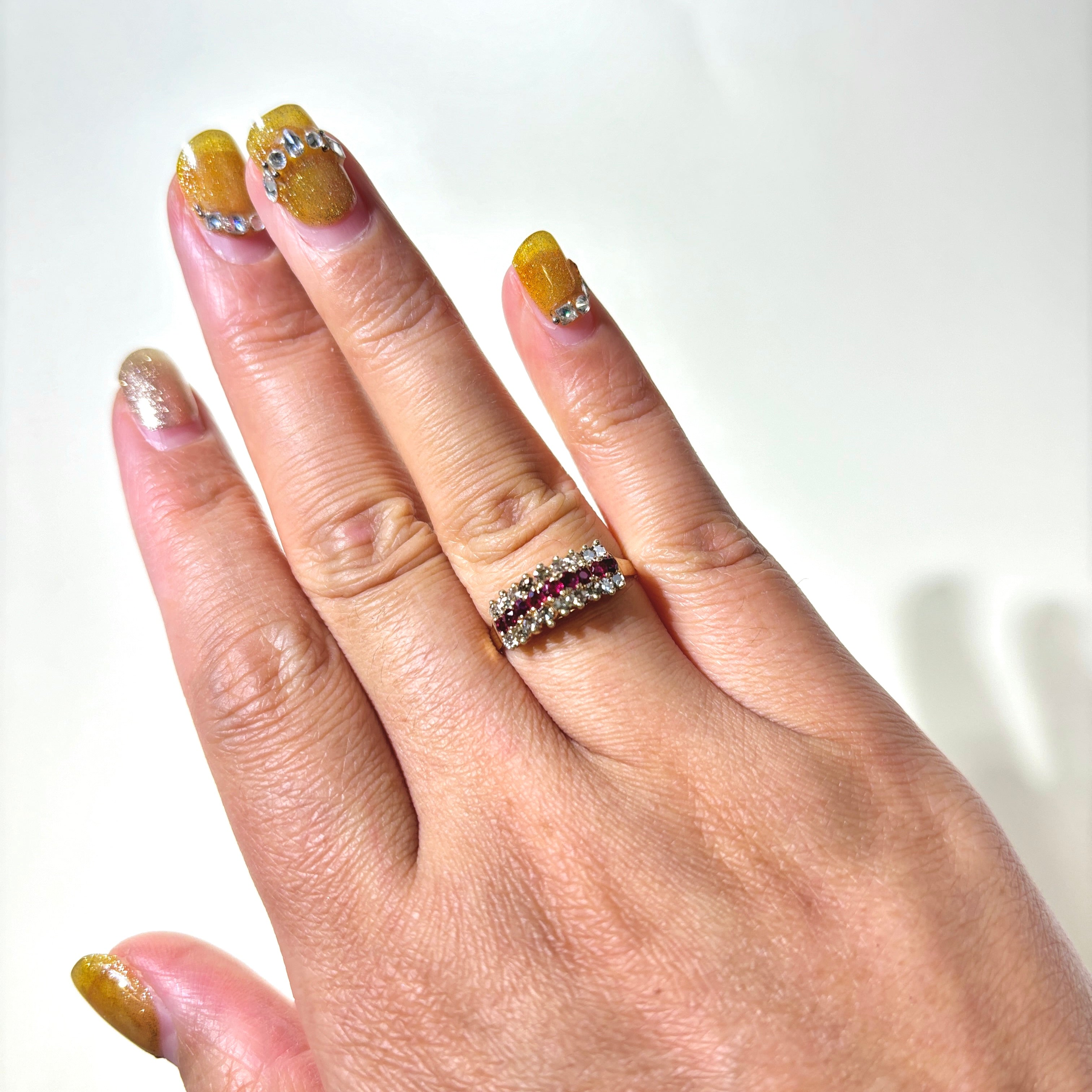 Bague trois rangs de rubis et diamants en or 10 carats | 0,18 ct et 0,31 ct au total | Taille 6,5