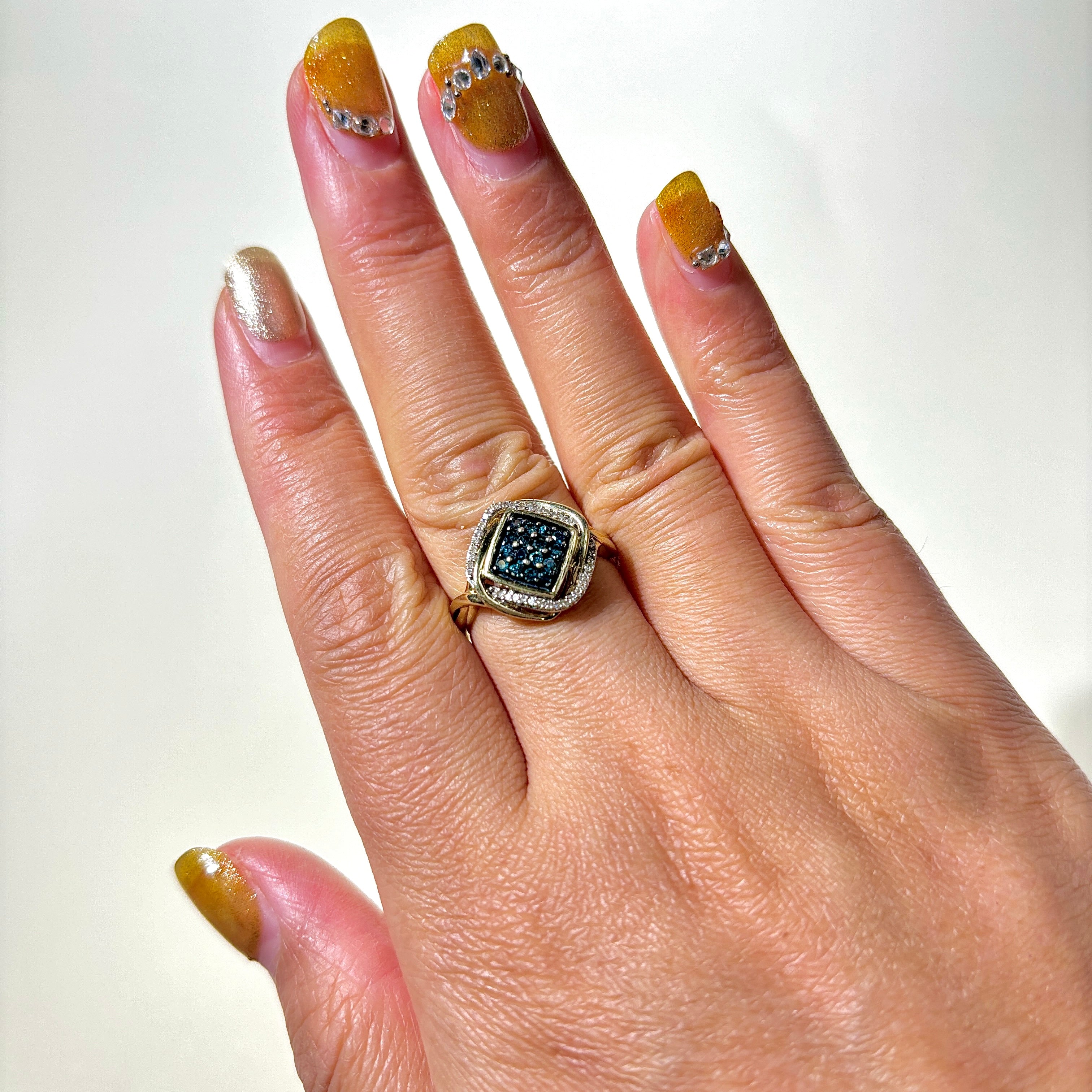 Bague en diamant bleu rehaussé | 0,32 ct, 0,19 ct | Taille 6,75