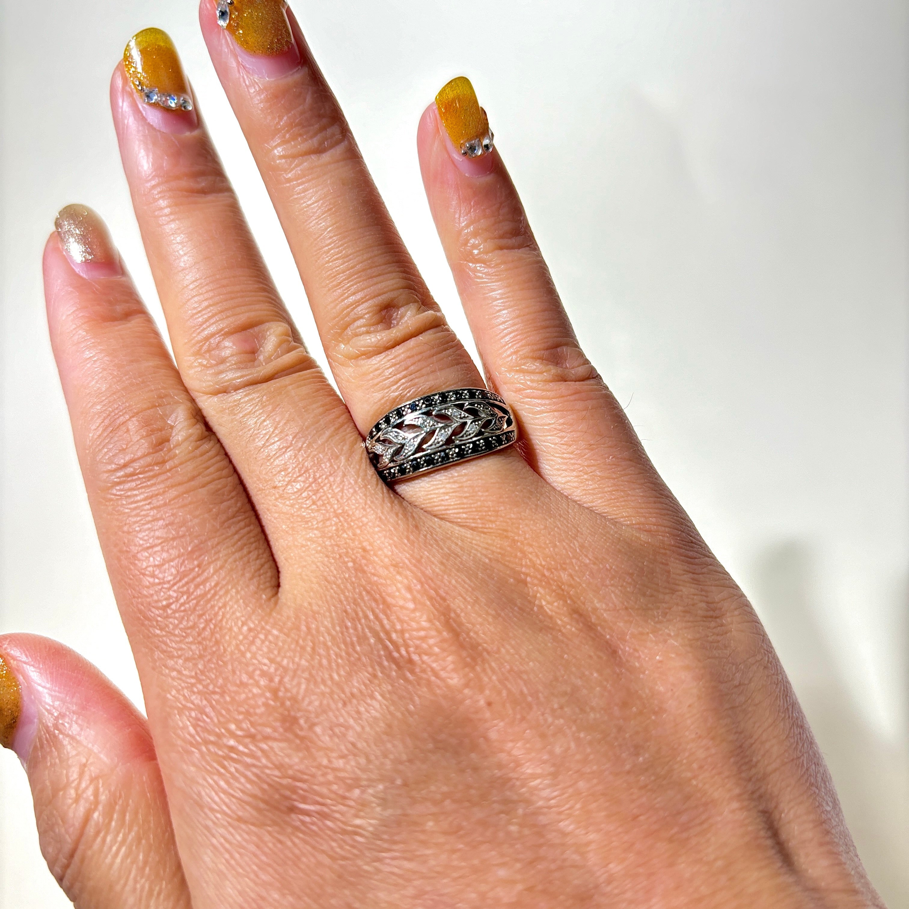 Bague en diamants noirs et blancs, motif de vigne feuillue | 0,22 ct, 0,05 ct | Taille 7,25