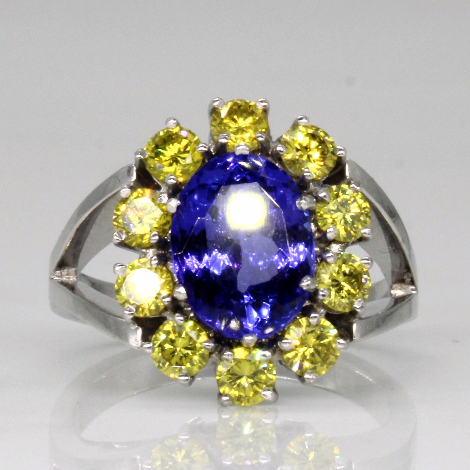 Bague cocktail en tanzanite et diamant jaune vif | 1,95 ct, 1,00 ct au total | Taille 6,75 |