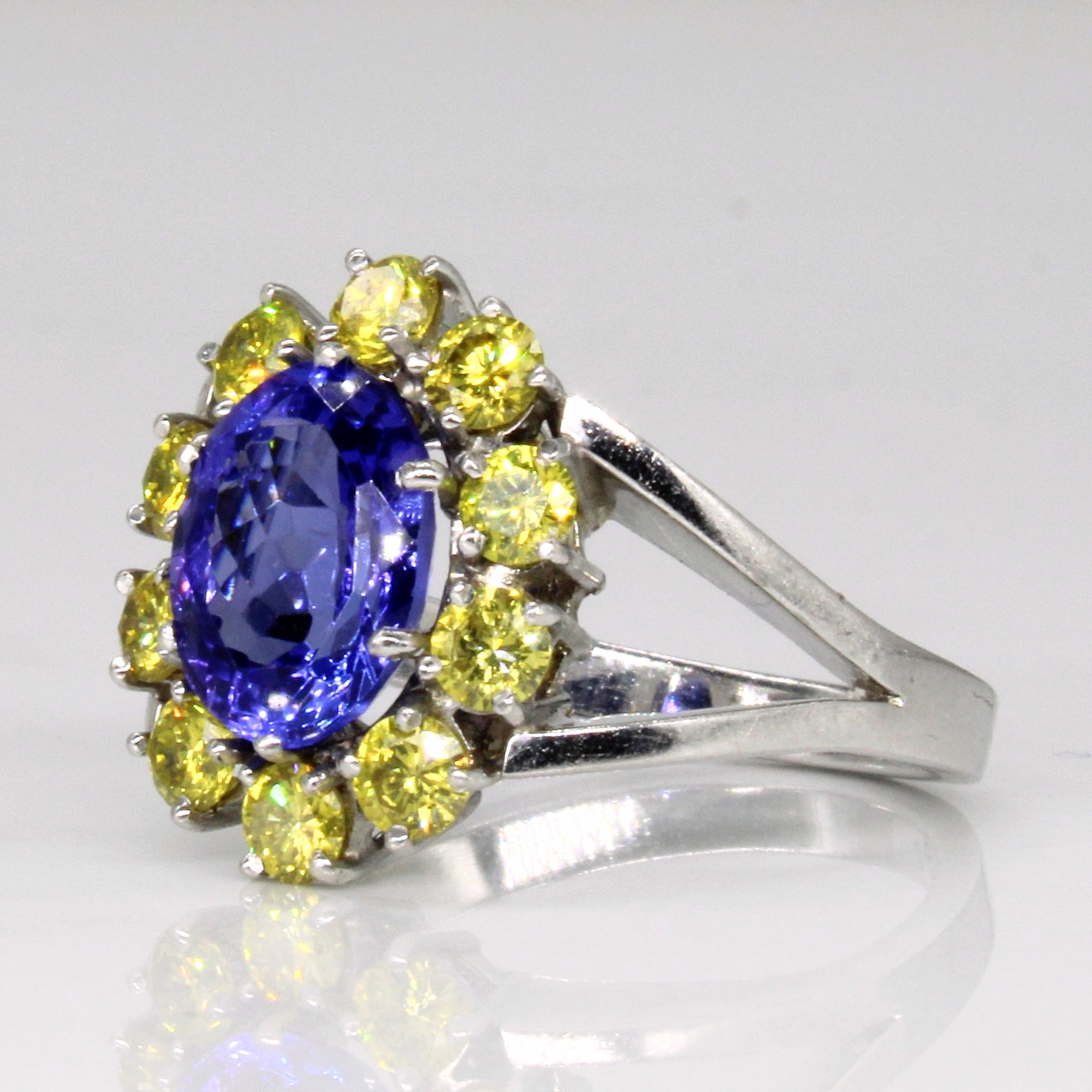 Bague cocktail en tanzanite et diamant jaune vif | 1,95 ct, 1,00 ct au total | Taille 6,75 |