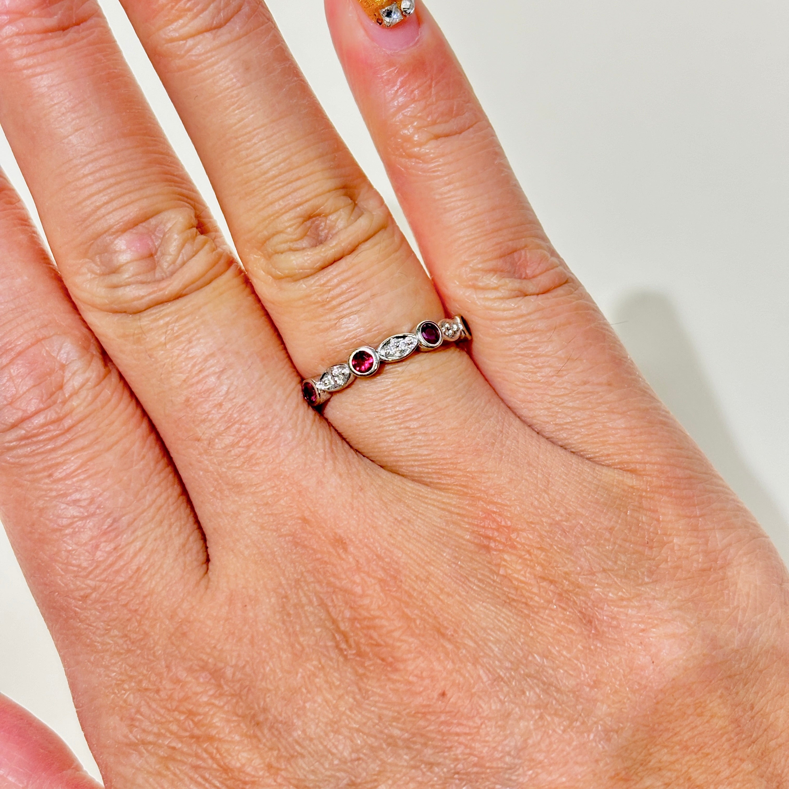Bague en or blanc 10 carats sertie de rubis et de diamants | 0,30 ct au total, 0,04 ct au total | Taille 6 |